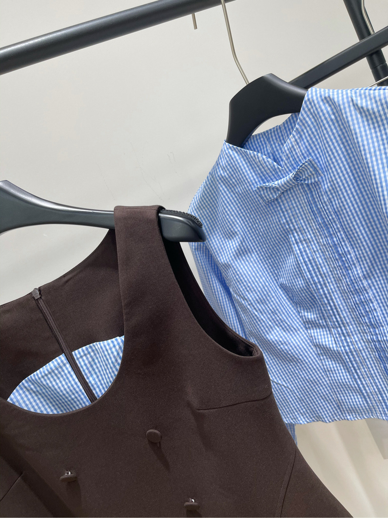 【her咖色纽扣U领背心裙】🔺，面料：精纺羊毛+聚酯纤维颜色：咖色HERLIAN | 25AW早秋上新🆕