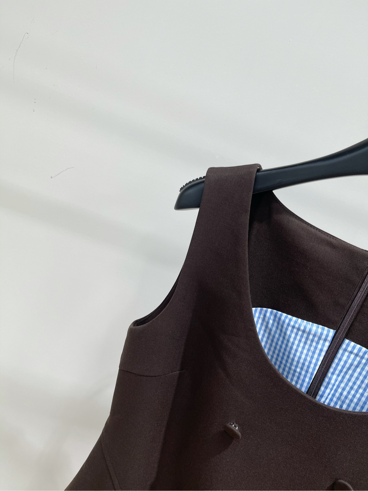 【her咖色纽扣U领背心裙】🔺，面料：精纺羊毛+聚酯纤维颜色：咖色HERLIAN | 25AW早秋上新🆕