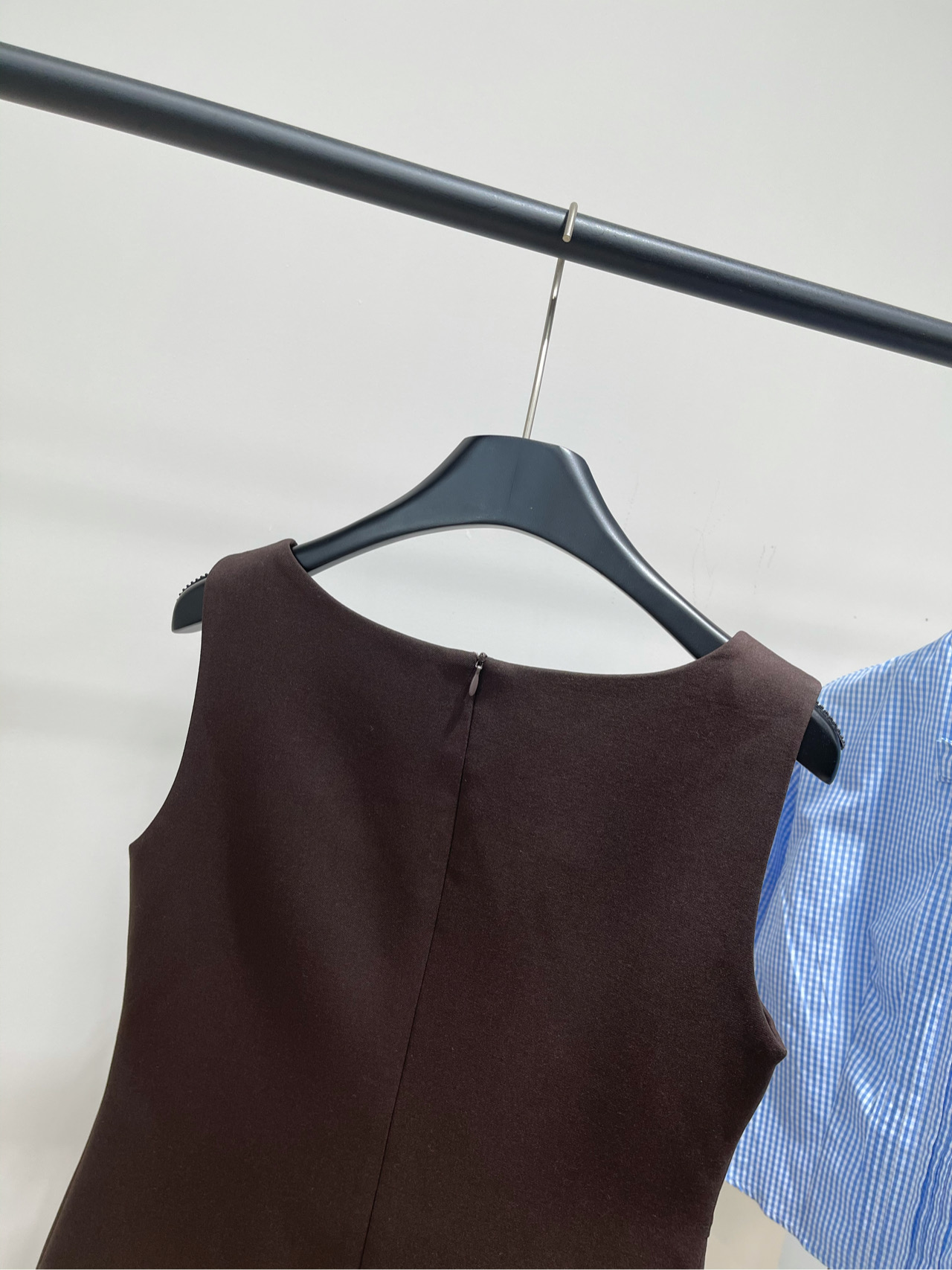 【her咖色纽扣U领背心裙】🔺，面料：精纺羊毛+聚酯纤维颜色：咖色HERLIAN | 25AW早秋上新🆕