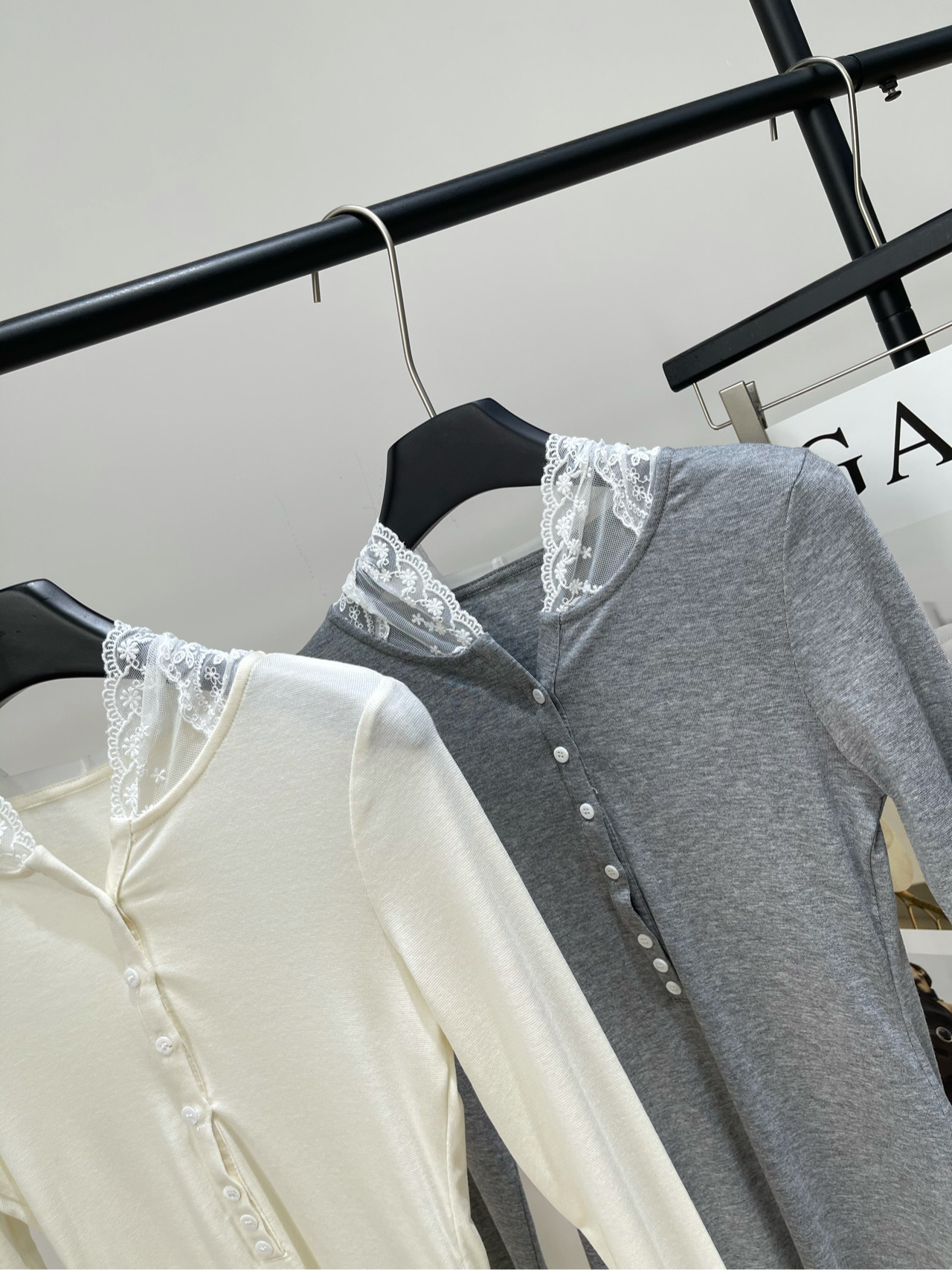 【小众蕾丝连帽纽扣弹力长袖T】🔺，面料：天丝羊毛+蕾丝颜色：灰色、米白天丝蕾丝连帽防晒服上身轻松有型自然