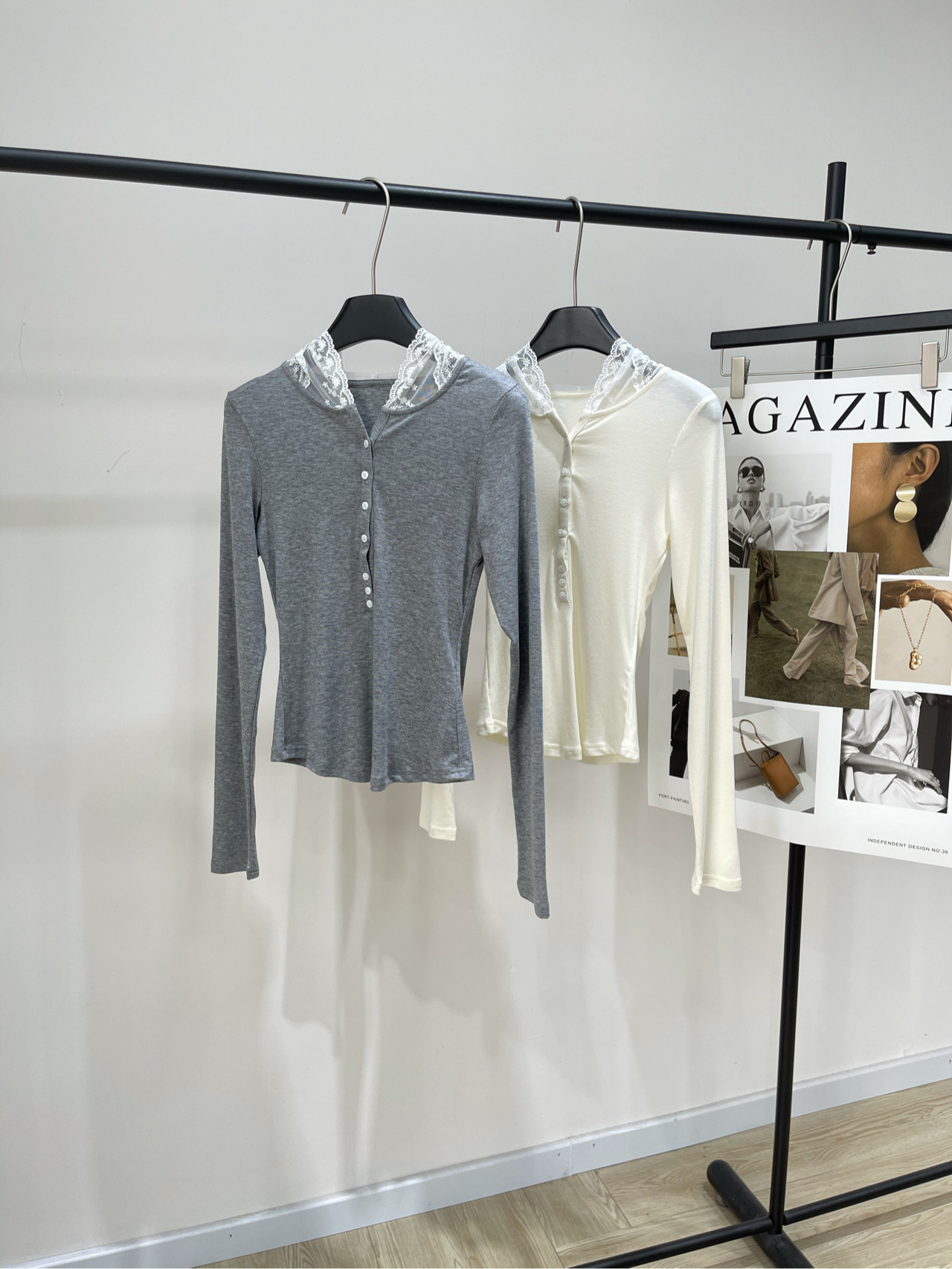 NO:504662,【Lace Hooded Button Elastic Long Sleeve T】, Fabric Tennis Wool + Lace Color Gray and Beautiful Tiansi Lace Hooded Sunscreen Clothing The upper body is easy and stylish, naturally showing elegant and neat temperament. The super large hat brim design effectively resists ultraviolet rays. It is skin-friendly and stylish, moisture-absorbing and breathable. V-neck + half-bowl button design is practical and styling. Flat size S shoulder width 36, bust 72 elasticity, 51 long sleeve length 65 M shoulder width 37, bust 76 elasticity, 52 long sleeve length 66 L shoulder width 38, bust 80 elasticity, 53 long sleeve length 67. Manual measurement will have 2~3cm errors that fall into the normal range, hats, alexander wang19860909【蕾丝连帽纽扣弹力长袖T】 ,面料天丝羊毛+蕾丝 颜色灰色、米白 天丝蕾丝连帽防晒服 上身轻松有型自然展现优雅利落气质 超大帽檐设计有效抵御紫外线 侵袭上身亲肤且有型吸湿透氣性極佳 V领+半门襟纽扣设计实用与造型兼具 平铺尺码 S肩宽36,胸围72弹力,衣长51,袖长65 M肩宽37,胸围76弹力,衣长52,袖长66 L肩宽38,胸围80弹力,衣长53,袖长67 手工测量会有2~3cm误差属于正常范围,,hats,alexander wang,Women's clothing