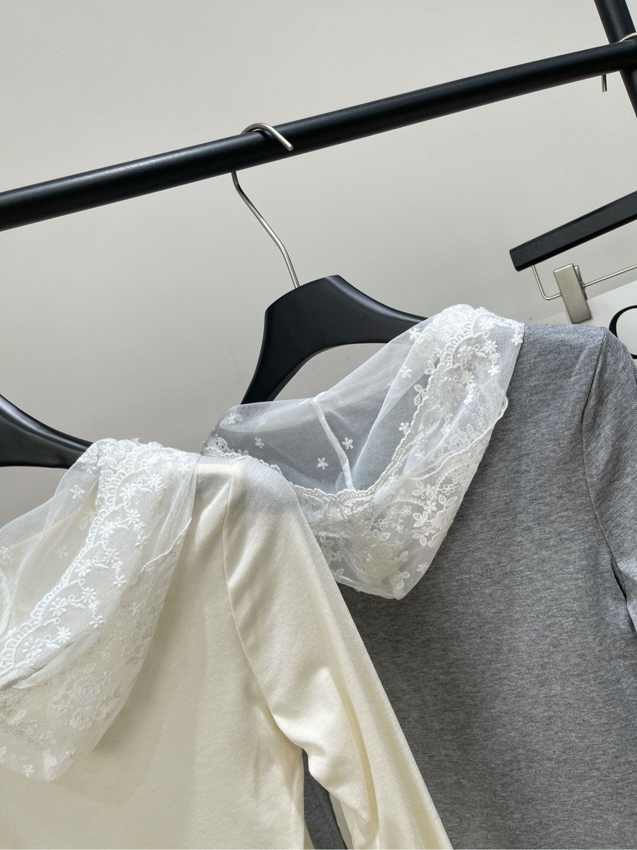 【小众蕾丝连帽纽扣弹力长袖T】🔺，面料：天丝羊毛+蕾丝颜色：灰色、米白天丝蕾丝连帽防晒服上身轻松有型自然