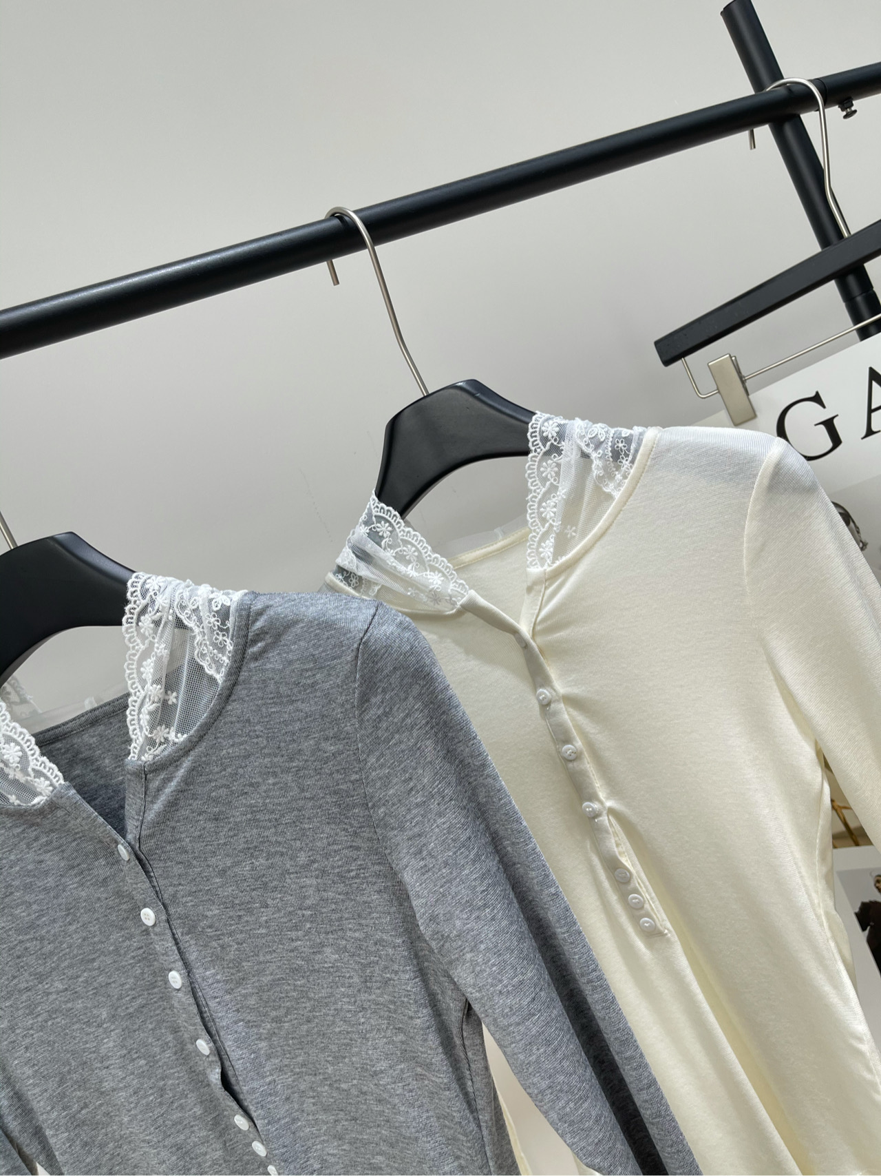 【小众蕾丝连帽纽扣弹力长袖T】🔺，面料：天丝羊毛+蕾丝颜色：灰色、米白天丝蕾丝连帽防晒服上身轻松有型自然