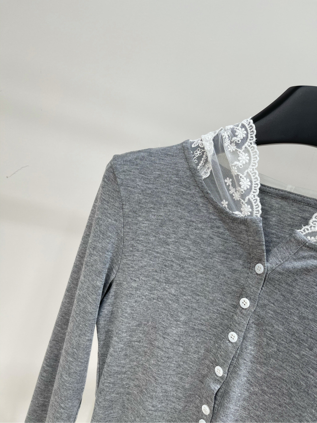 【小众蕾丝连帽纽扣弹力长袖T】🔺，面料：天丝羊毛+蕾丝颜色：灰色、米白天丝蕾丝连帽防晒服上身轻松有型自然