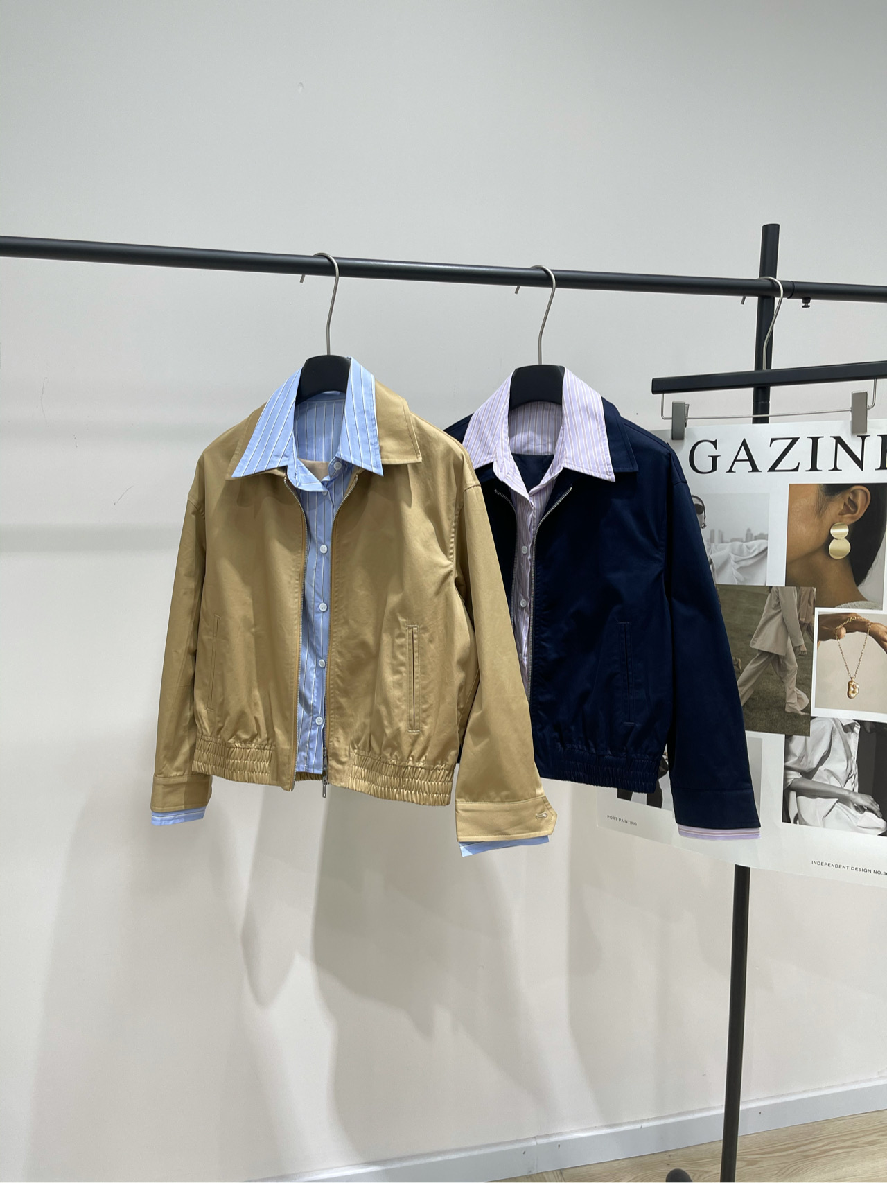 NO:503801,【RA contrasting shirt collar fake two-piece zipper jacket】, fabric cotton, color khaki, navy blue 25AW autumn and winter new style, fake two-piece contrasting striped shirt lapel short jacket jacket, fashionable magic has quietly arrived again. This season is like a 'structural player' coming out of retro futuristic pictorial. It does not talk about routine, only style plays the 'collision game'. The outer layer is a neat and crisp short jacket. It uses delicate but skinny fabric to support the silhouette. Navy blue and khaki, classic but fresh. The inner layer is quietly spliced ​​with contrasting striped shirt. Pink or white or blue white stripes pop out from the lapel and cuffs inadvertently. Half is casual and half is gentle. Details are fashionable passwords for the high-level, custom-grade YKK zippers, smooth opening and closing, and the shirt collar and jacket collar are layered and entangled.  Clean lines and split cuffs are folded to reveal striped lining. The hem is tight and the front button + zipper double design. Functional feeling is grasped at the same time. Turn on the retro girl mode. Flat size S shoulder width 49, bust 106, garment length 53, sleeve length 48 M shoulder width 50, bust 110, garment length 54, sleeve length 49 L shoulder width 51, bust 114, garment length 55, sleeve length 50. There will be 2~3cm errors in manual measurements. Jackets & coats, jackets & coats, shirts, alexander wang19860909【RA撞色衬衫领假两件拉链夹克】 ,面料棉 颜色卡其色、藏蓝 25AW秋冬新款 假两件撞色条纹衬衫翻领短夹克外套 时尚的魔法又悄悄降临了 这一季简直像从复古未来主义画报里走出来的“结构玩家” 它不讲常规,只讲风格玩的是「碰撞游戏」 外层是利落挺括的短夹克 用细腻但有骨感的面料撑起廓形 藏青、卡其两款,经典却带着新鲜感 内层却悄悄拼接了撞色条纹衬衫 粉白或蓝白条纹从翻领、袖口不经意地探出来 一半是率性一半是温柔 细节是高段位的时髦密码,定制级YKK拉链 开合顺滑,衬衫领与夹克领层叠交缠 线条干净分割袖口翻折露出条纹内衬 下摆松紧处理和前襟纽扣+拉链双设计 机能感同时拿捏 穿上直接开启复古少女模式 平铺尺码 S肩宽49,胸围106,衣长53,袖长48 M肩宽50,胸围110,衣长54,袖长49 L肩宽51,胸围114,衣长55,袖长50 手工测量会有2~3cm误差属于正常范围,,jackets & coats,jackets & coats,shirts,alexander wang,Women's clothing