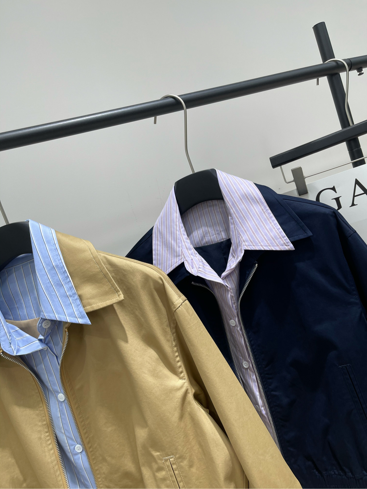 【RA撞色衬衫领假两件拉链夹克】🔺，面料：棉颜色：卡其色、藏蓝25AW秋冬新款 假两件撞色条纹衬衫翻领短