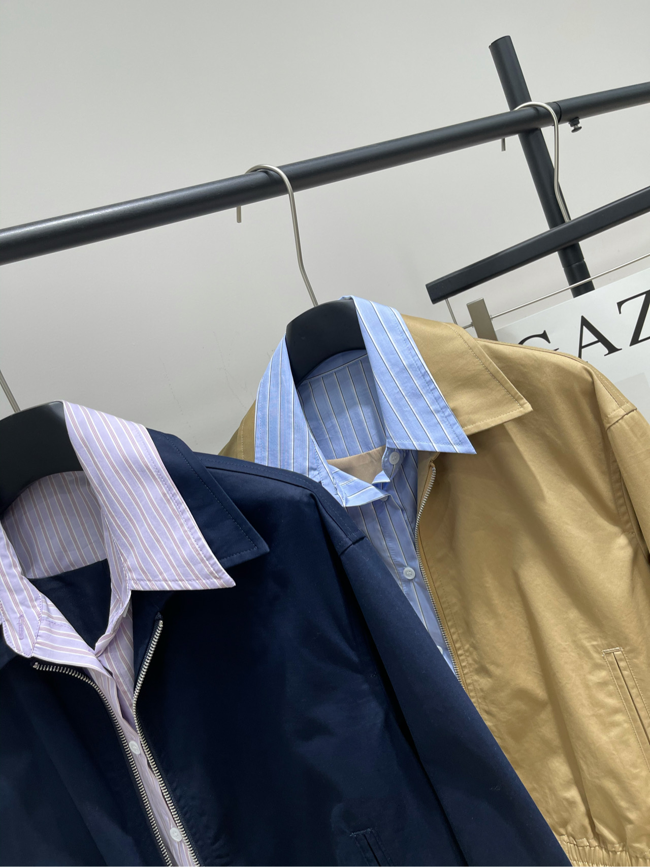 【RA撞色衬衫领假两件拉链夹克】🔺，面料：棉颜色：卡其色、藏蓝25AW秋冬新款 假两件撞色条纹衬衫翻领短