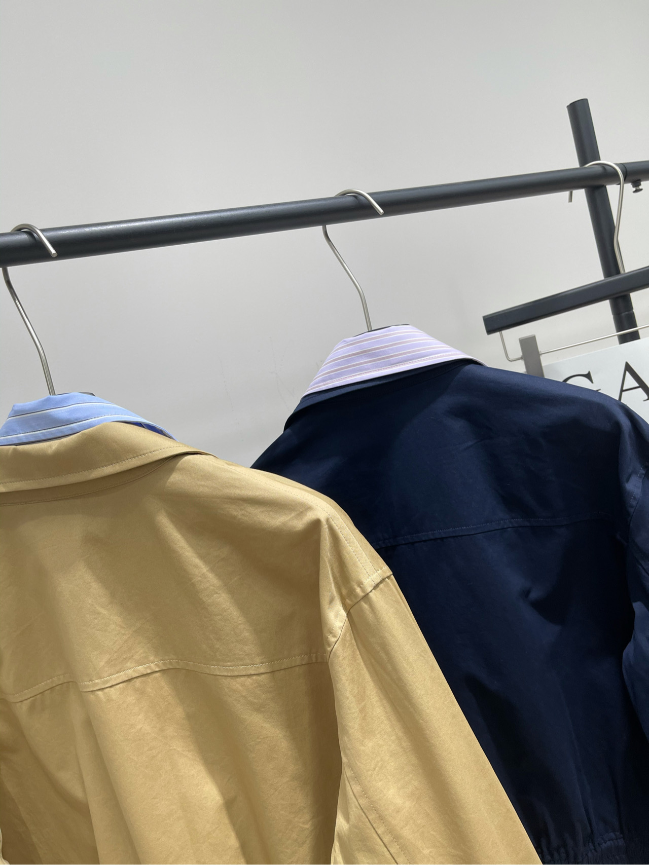 【RA撞色衬衫领假两件拉链夹克】🔺，面料：棉颜色：卡其色、藏蓝25AW秋冬新款 假两件撞色条纹衬衫翻领短