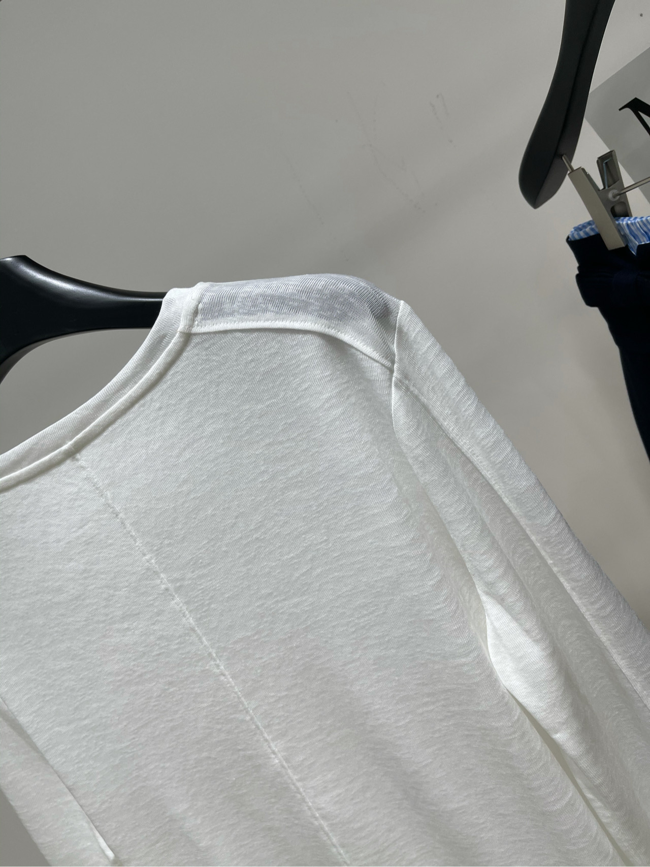 【Her白色蕾丝边拼接透视长袖T】🔺，面料：莱赛尔+蕾丝颜色：白色HERLIAN 蕾丝拼接轻薄罩衫下摆浪