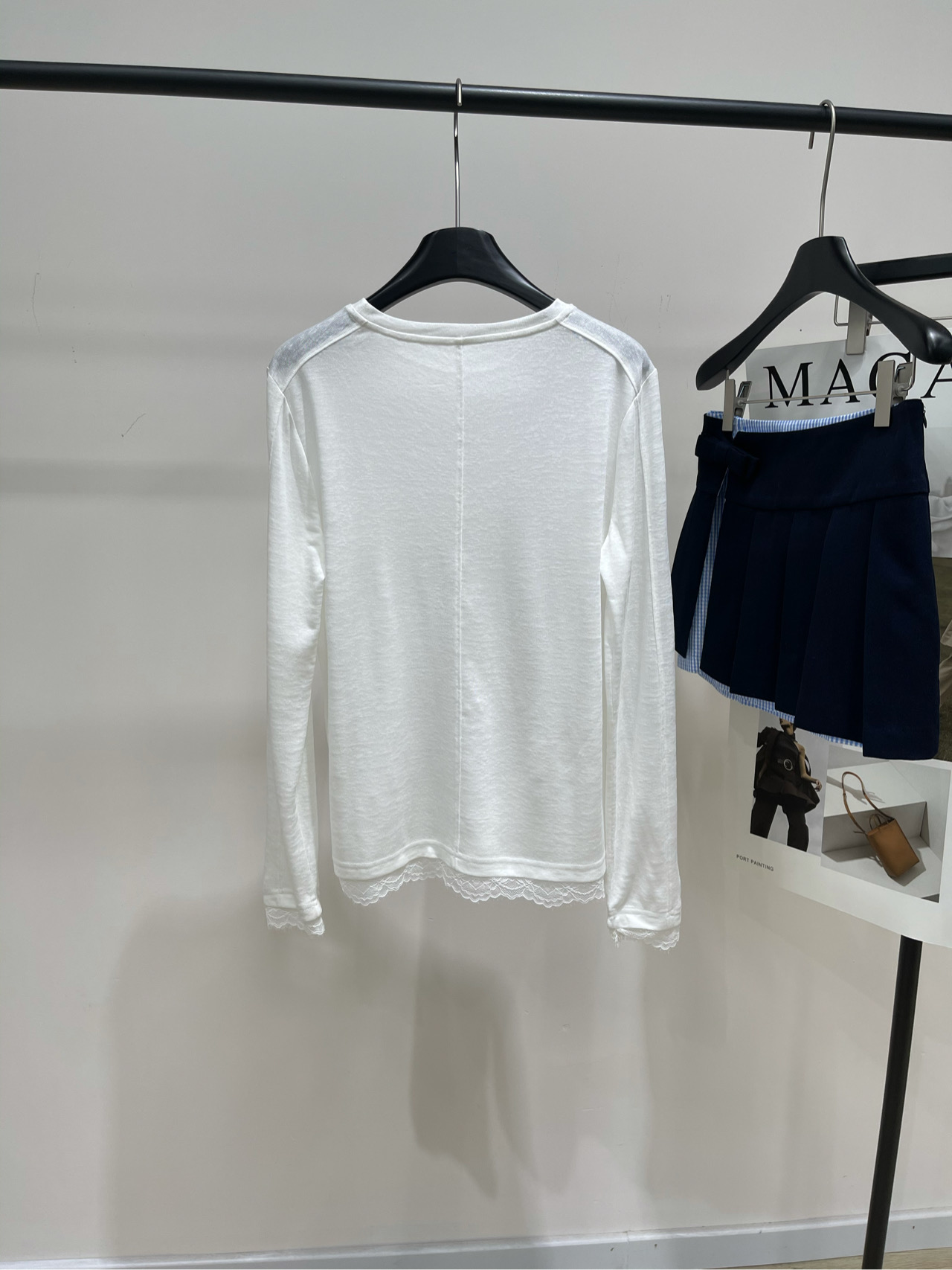 【Her白色蕾丝边拼接透视长袖T】🔺，面料：莱赛尔+蕾丝颜色：白色HERLIAN 蕾丝拼接轻薄罩衫下摆浪