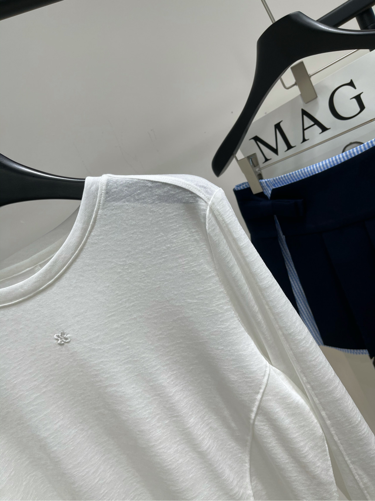 【Her白色蕾丝边拼接透视长袖T】🔺，面料：莱赛尔+蕾丝颜色：白色HERLIAN 蕾丝拼接轻薄罩衫下摆浪