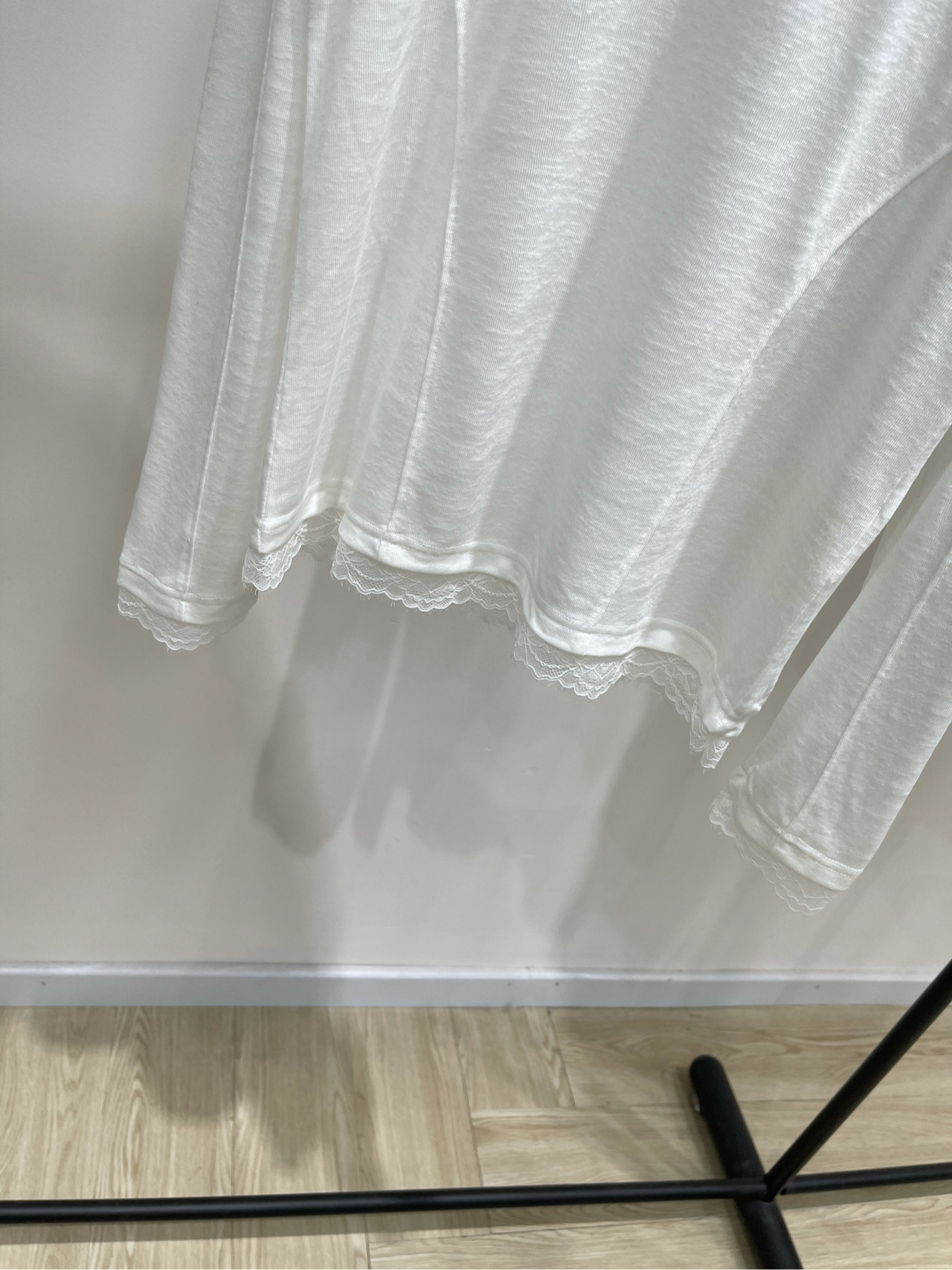 【Her白色蕾丝边拼接透视长袖T】🔺，面料：莱赛尔+蕾丝颜色：白色HERLIAN 蕾丝拼接轻薄罩衫下摆浪