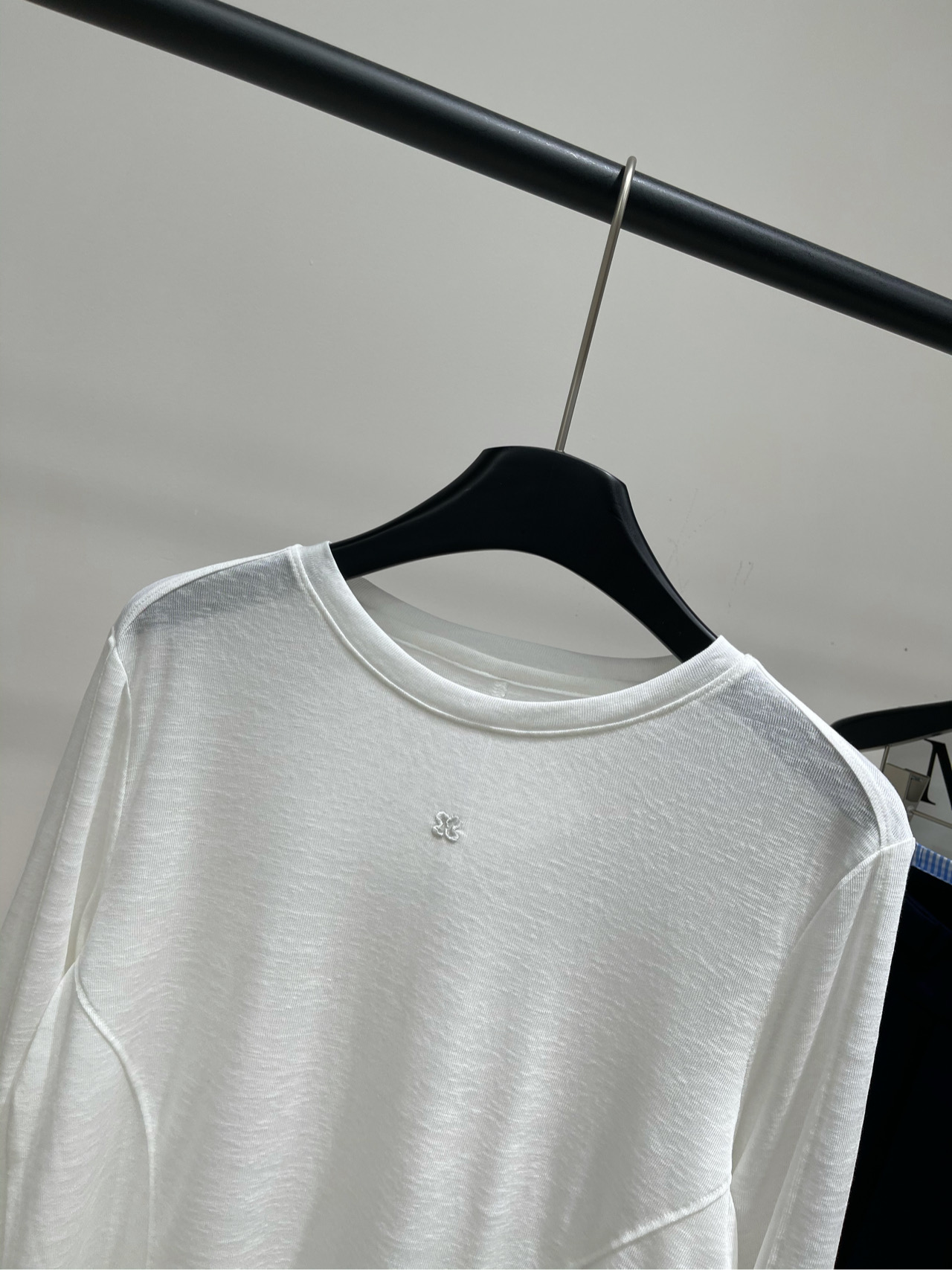 【Her白色蕾丝边拼接透视长袖T】🔺，面料：莱赛尔+蕾丝颜色：白色HERLIAN 蕾丝拼接轻薄罩衫下摆浪