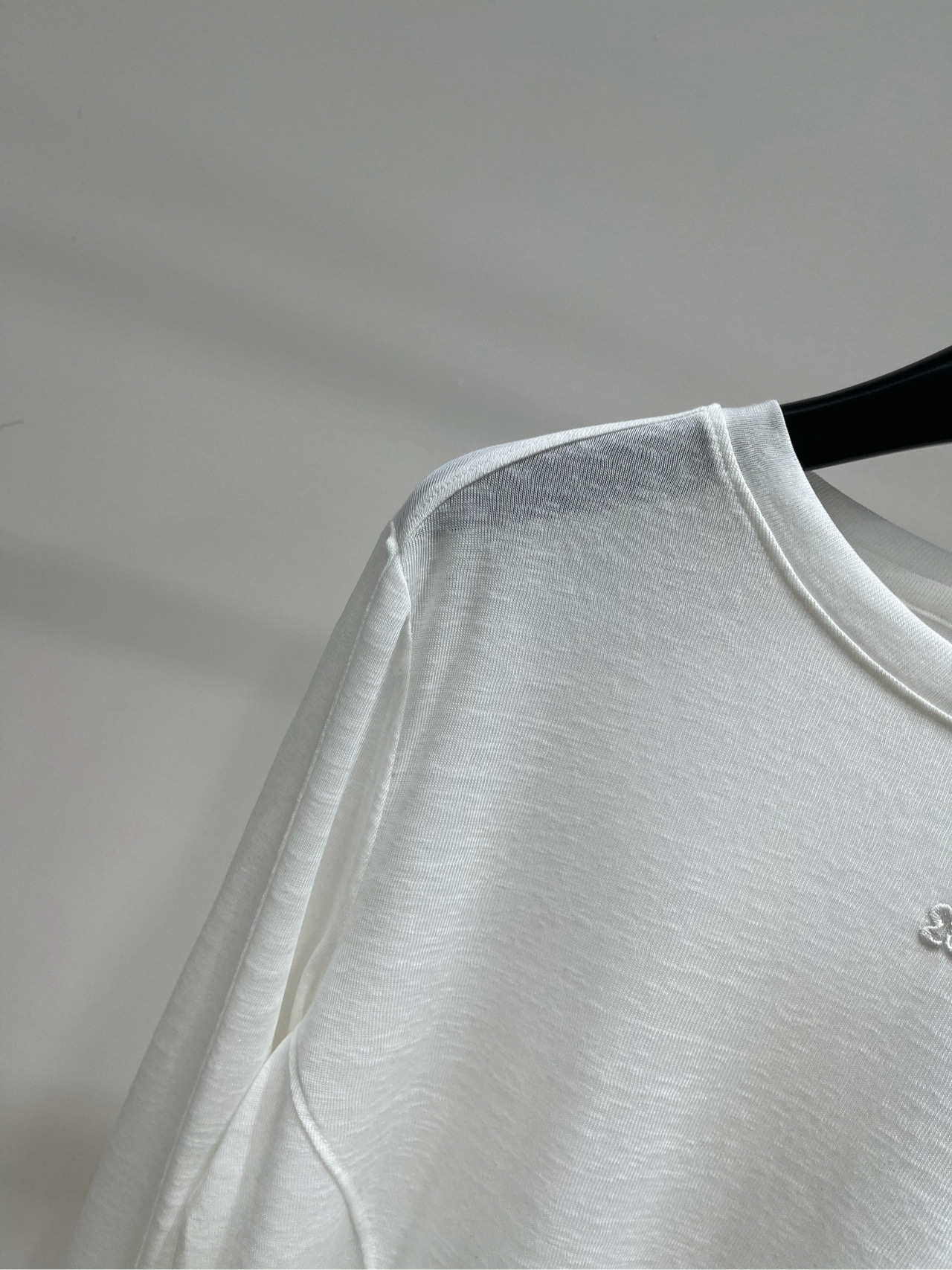 【Her白色蕾丝边拼接透视长袖T】🔺，面料：莱赛尔+蕾丝颜色：白色HERLIAN 蕾丝拼接轻薄罩衫下摆浪