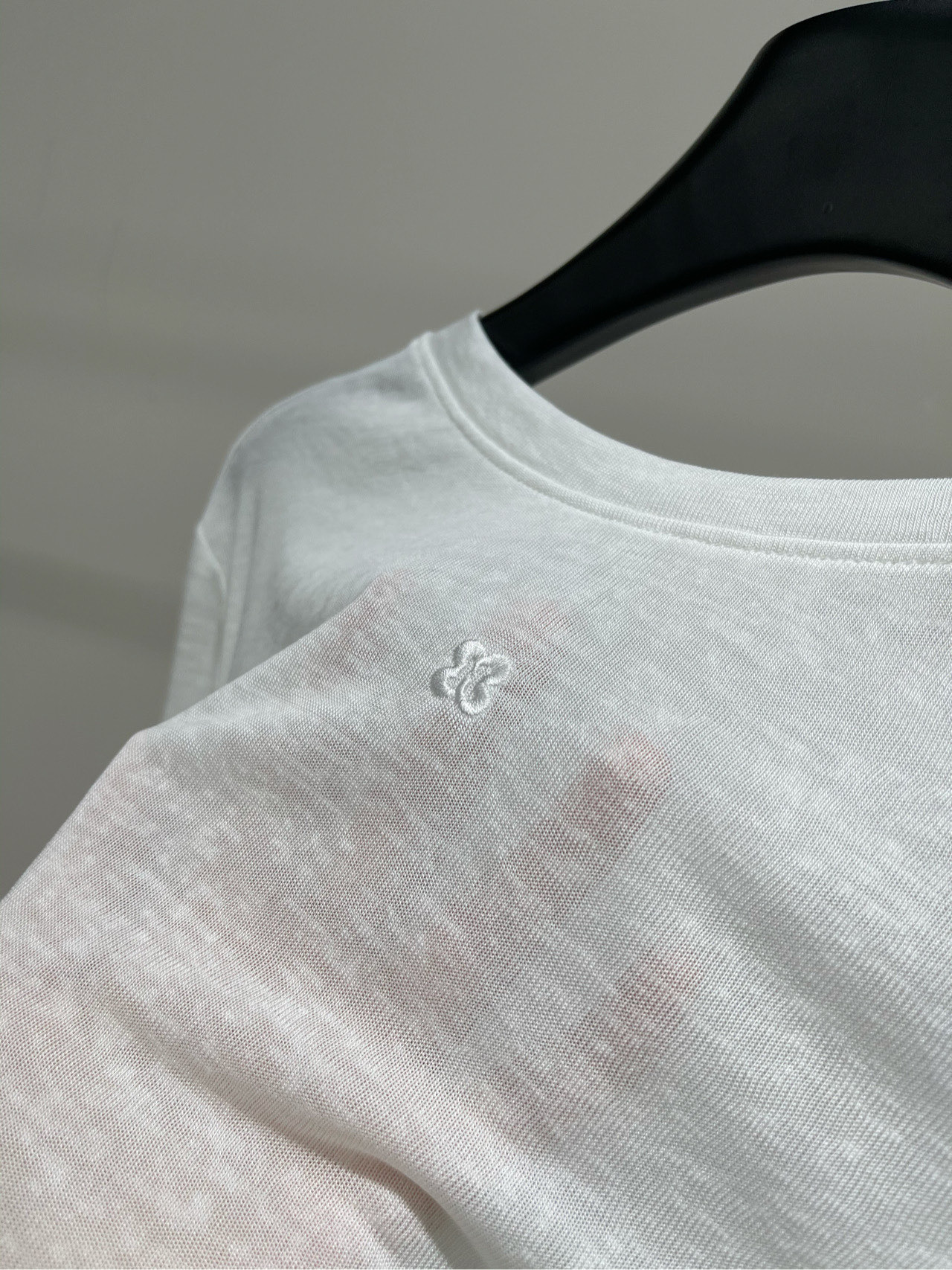 【Her白色蕾丝边拼接透视长袖T】🔺，面料：莱赛尔+蕾丝颜色：白色HERLIAN 蕾丝拼接轻薄罩衫下摆浪