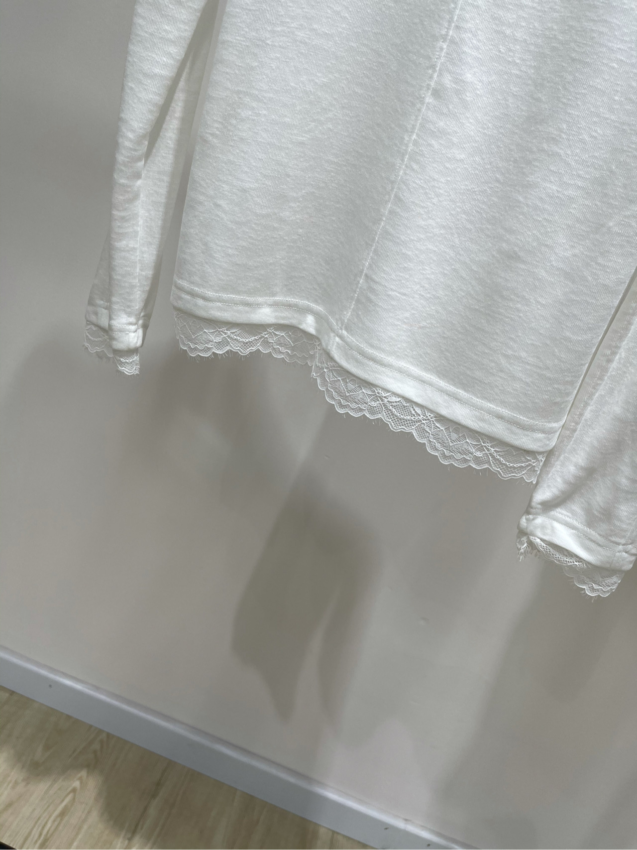 【Her白色蕾丝边拼接透视长袖T】🔺，面料：莱赛尔+蕾丝颜色：白色HERLIAN 蕾丝拼接轻薄罩衫下摆浪