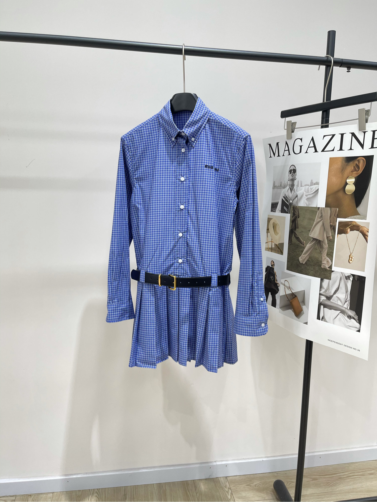 NO:506503,[M blue and black fine plaid belt shirt dress], fabric is cotton, color blue (with belt) MiuMi* 25Fw early autumn new style plaid waist-hugging shirt dress (with belt) High-end production!  The neckline is a button-shaped design, and the chest is embroidered with brand logo. The overall cut is neat and girlish. The neat style of the shirt is combined with the sweet style of the pleated skirt. The black belt at the waist is paired with gold buttons. The waistline is emphasized while adding a retro luxury. Flat size S shoulder width 41, bust 94, skirt length 80, sleeve length 59 M shoulder width 42, bust 98, skirt length 81, sleeve length 60 L shoulder width 43, bust 102, skirt length 82, sleeve length 61. There will be 2~3cm errors in manual measurements, which are within the normal range, miumiu, skirt, shirts, alexander wang19860909【M蓝黑细格子腰带衬衫裙】 ,面料全棉 颜色蓝色（配腰带） MiuMi* 25Fw早秋新款 格纹收腰衬衫式连衣裙（配腰带） 高版出品！采用经典蓝白格纹元素 领口为纽扣式设计,胸前有品牌标识刺绣 整体剪裁利落又不失少女感 融合衬衫的利落版型与百褶裙的甜美风格 腰间黑色腰带搭配金色扣具 强调腰线的同时增添复古奢华感 平铺尺码 S肩宽41,胸围94,裙长80,袖长59 M肩宽42,胸围98,裙长81,袖长60 L肩宽43,胸围102,裙长82,袖长61 手工测量会有2~3cm误差属于正常范围,,miumiu,skirts,shirts,alexander wang,Women's clothing