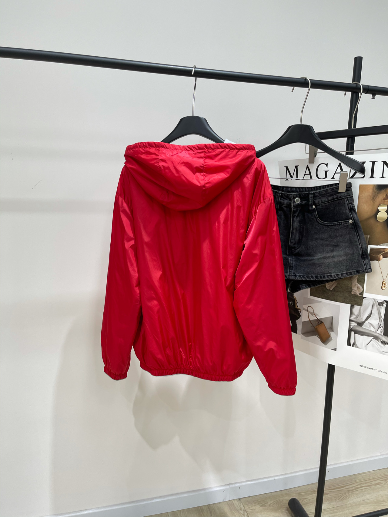 【M红色双面穿连帽运动风衣外套】🔺，面料：棉+再生锦纶颜色：红色𝐌𝐈𝐔 𝐌𝐈*｜双面穿连帽外套25SS秋