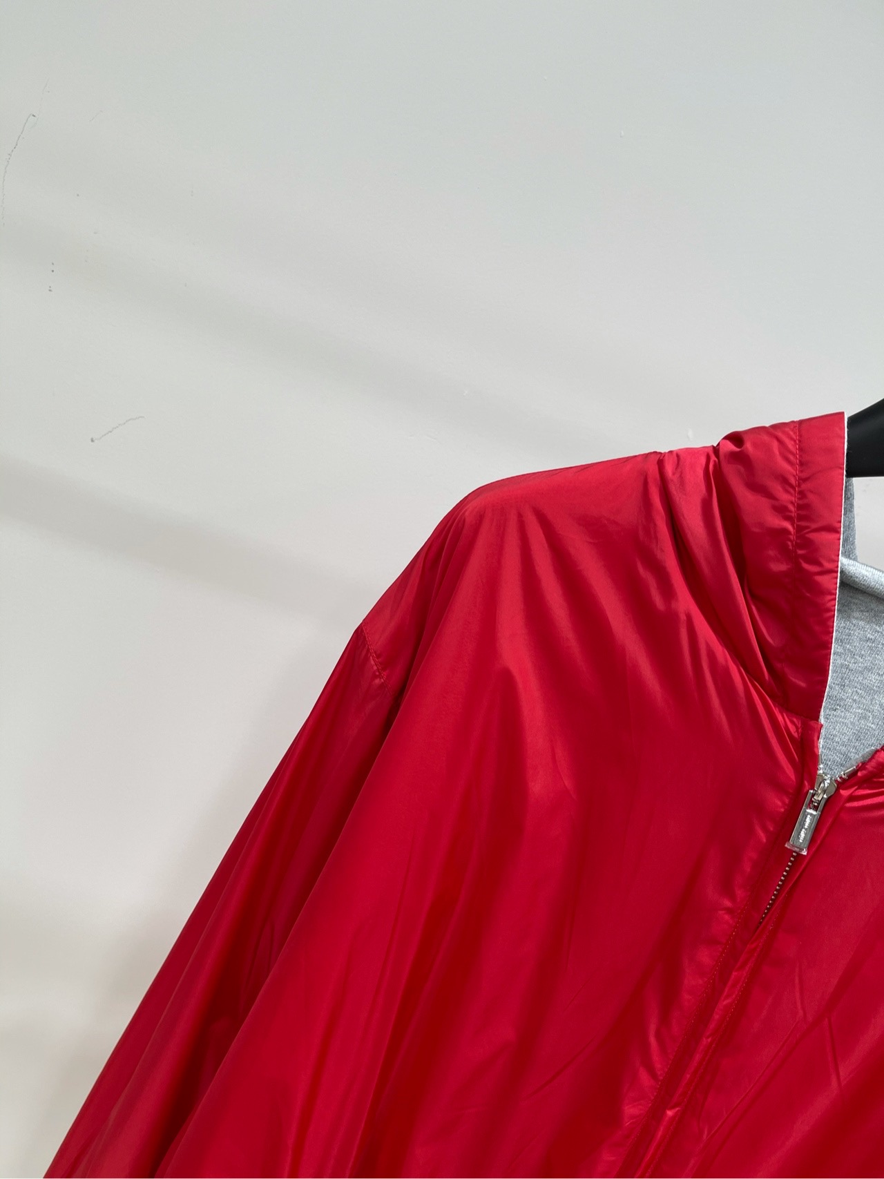 【M红色双面穿连帽运动风衣外套】🔺，面料：棉+再生锦纶颜色：红色𝐌𝐈𝐔 𝐌𝐈*｜双面穿连帽外套25SS秋