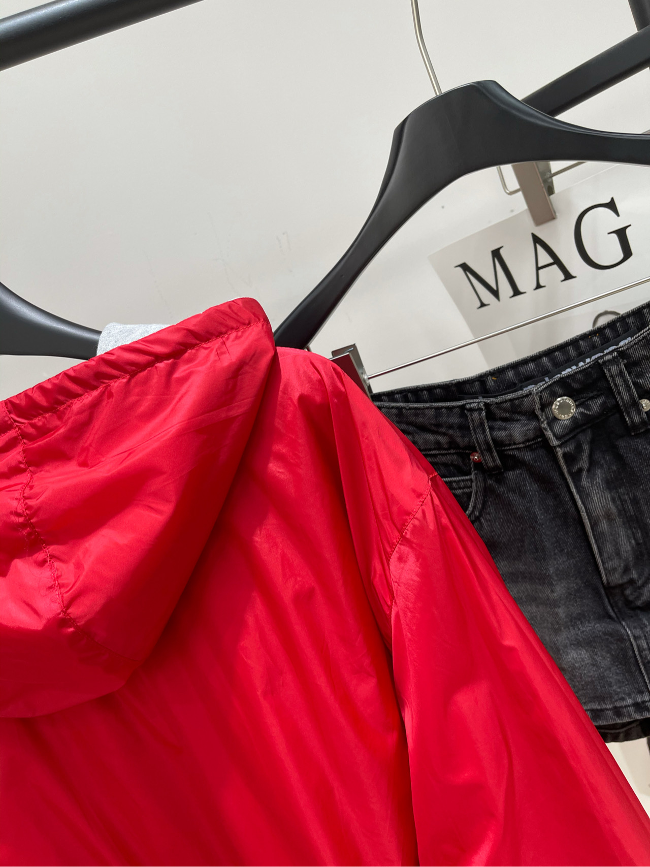 【M红色双面穿连帽运动风衣外套】🔺，面料：棉+再生锦纶颜色：红色𝐌𝐈𝐔 𝐌𝐈*｜双面穿连帽外套25SS秋