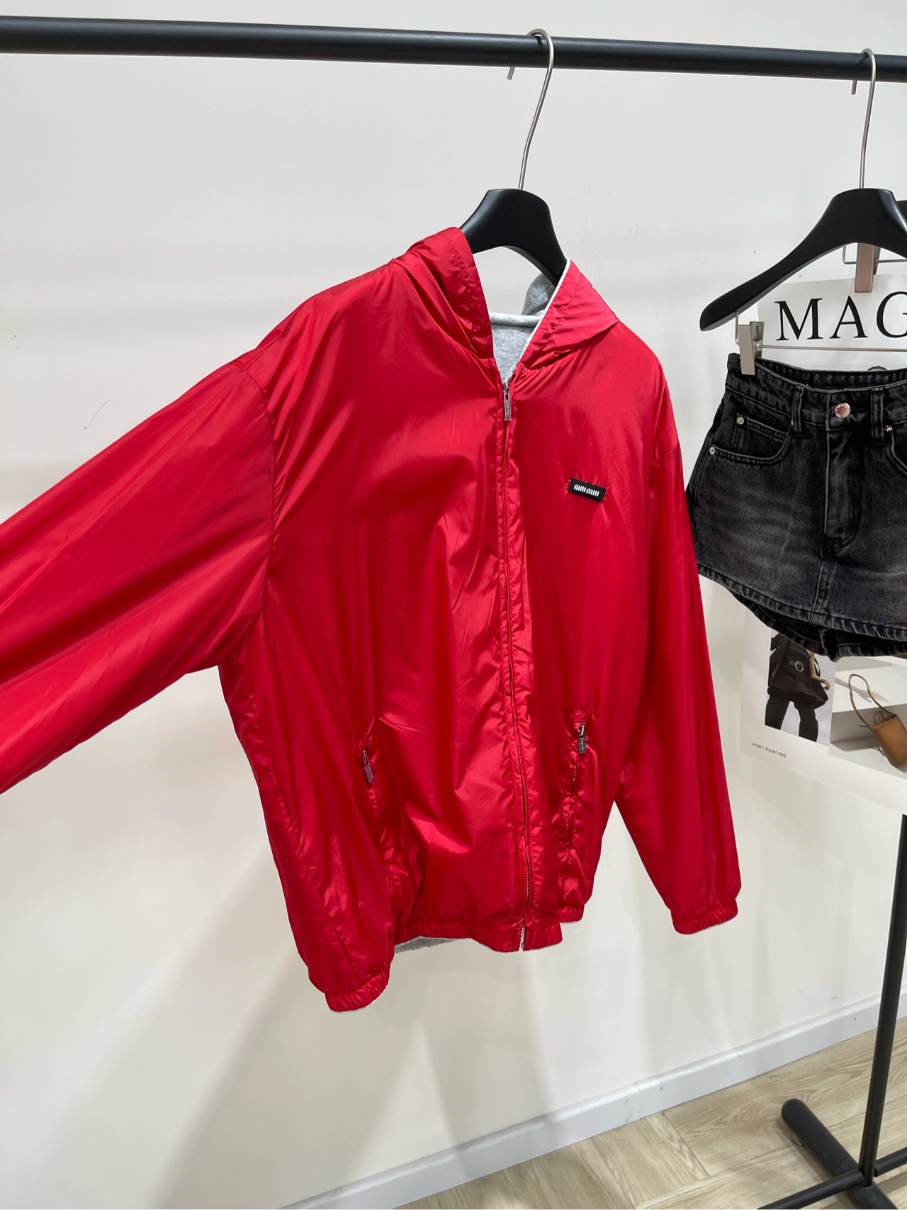 【M红色双面穿连帽运动风衣外套】🔺，面料：棉+再生锦纶颜色：红色𝐌𝐈𝐔 𝐌𝐈*｜双面穿连帽外套25SS秋
