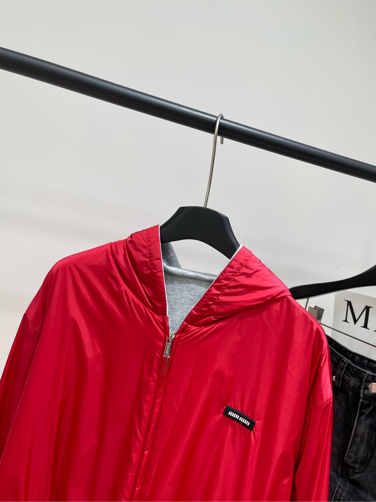 【M红色双面穿连帽运动风衣外套】🔺，面料：棉+再生锦纶颜色：红色𝐌𝐈𝐔 𝐌𝐈*｜双面穿连帽外套25SS秋