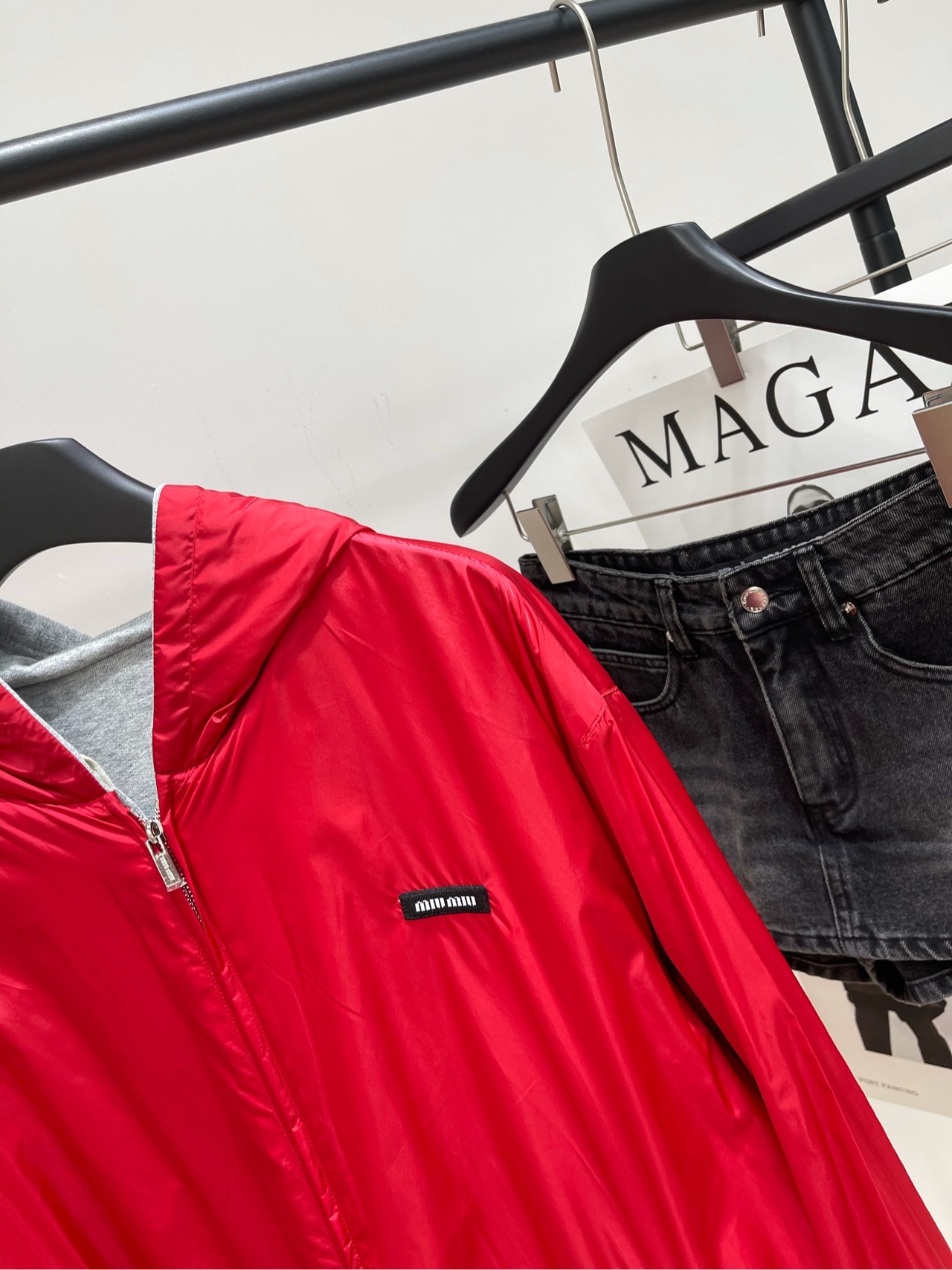【M红色双面穿连帽运动风衣外套】🔺，面料：棉+再生锦纶颜色：红色𝐌𝐈𝐔 𝐌𝐈*｜双面穿连帽外套25SS秋