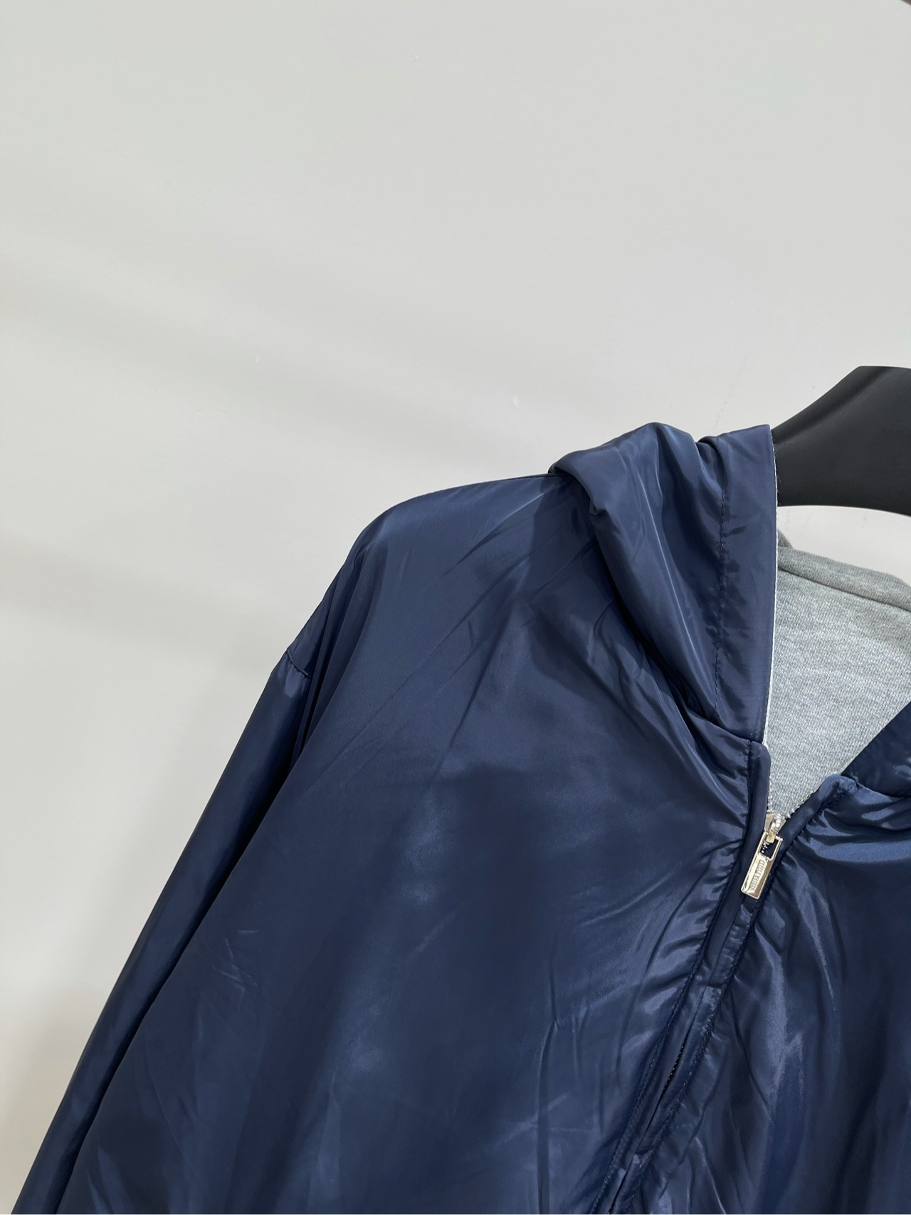 【M藏蓝双面穿连帽运动风衣外套】🔺，面料：棉+再生锦纶颜色：藏蓝𝐌𝐈𝐔 𝐌𝐈*｜双面穿连帽外套25SS秋