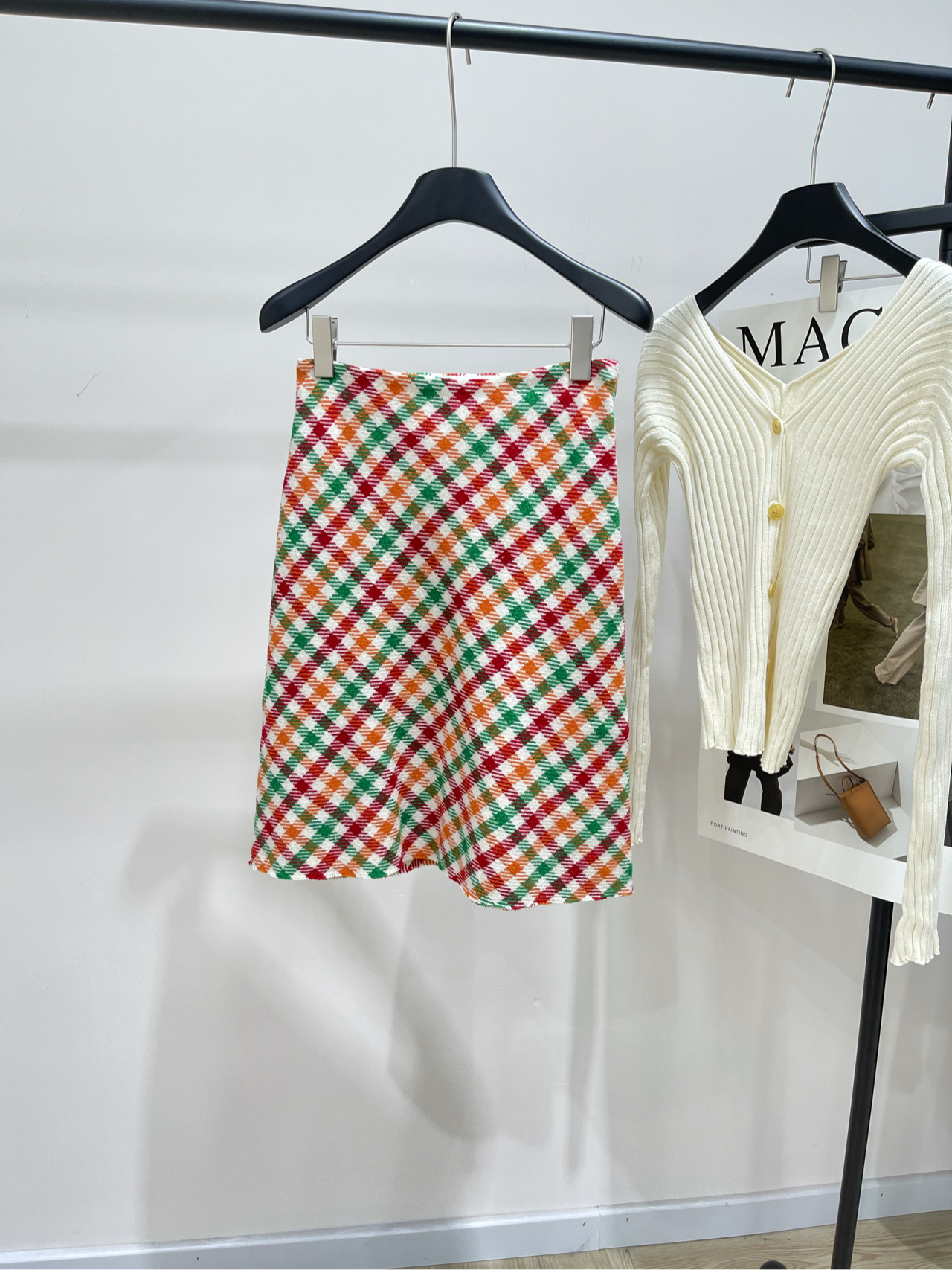 NO:507201,[M red and green colored tweed mid-length skirt], fabric wool thick tweed color red and green colored tweed, a must-have for sweet and cool girls in autumn and winter!  The MIU showcase wool plaid skirt is amazing!  It really combines 'practical and gorgeous'. The fabric is a super comfortable wool blend. Warm red, green and orange plaids are intertwined on the white base. The twill design is super layered and not dull at all~ The medium-length straight-tube style super modified the legs, making it look slim and tall, and a small person can easily control it. The matching is inspired by the purple turtleneck shirt on the show. But I like to use it more in daily life to layer it in a pink T-lamb fur jacket. It is sweet and cool, retro and fashionable!  !  Whether it is commuting or dating, you can wear different styles. Flat size S waist 66, hip 90, skirt length 55 M waist 70, hip 94, skirt length 56 L waist 74, hip 98, skirt length 57 Manual measurement will have 2~3cm errors that fall within the normal range, miumiu, skirt 9, skirt length, alexander wang19860909【M红绿彩格粗花呢中长半裙】 ,面料羊毛粗花呢 颜色红绿彩格 秋冬甜酷女孩必备！ MIU秀款羊毛格纹半身裙也太绝了吧！ 真的是把“实用与华丽”完美结合 面料是超舒服的羊毛混纺 暖调红、绿、橙格纹交织在白色基底上 斜纹设计超有层次感 一点都不沉闷～ 中长直筒版型超级修饰腿型 显瘦又显高 小个子也能轻松驾驭 搭配灵感来自秀场紫色高领衫 但我日常更爱用它叠穿粉色T羊羔毛外套 甜中带酷 复古又时髦！！ 不管是通勤还是约会都能穿出不同风格 平铺尺码 S腰围66,臀围90,裙长55 M腰围70,臀围94,裙长56 L腰围74,臀围98,裙长57 手工测量会有2~3cm误差属于正常范围,,miumiu,skirts,jackets & coats,alexander wang,Women's clothing