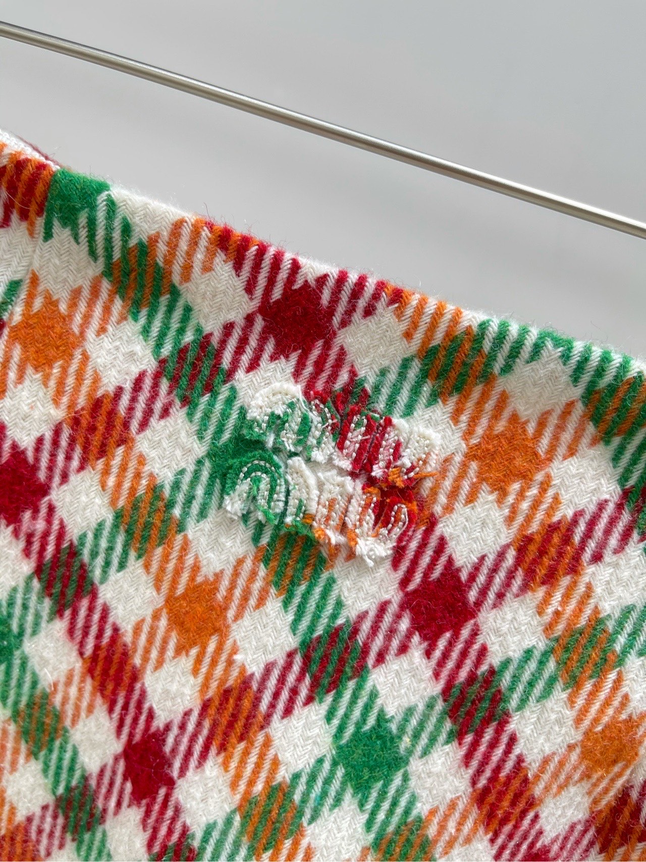 【M红绿彩格粗花呢中长半裙】🔺，面料：羊毛粗花呢 颜色：红绿彩格秋冬甜酷女孩必备！MIU秀款羊毛格纹半身