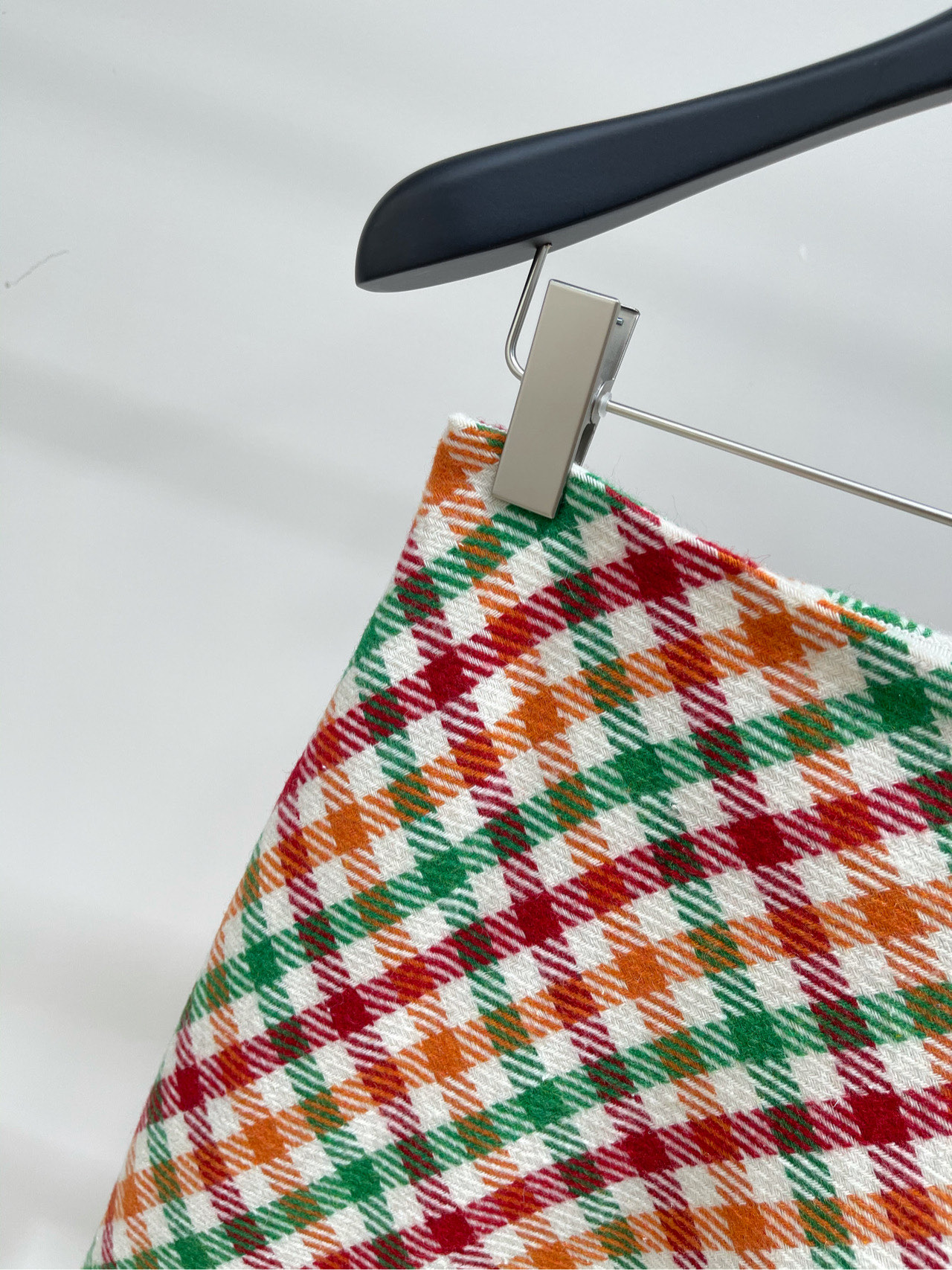 【M红绿彩格粗花呢中长半裙】🔺，面料：羊毛粗花呢 颜色：红绿彩格秋冬甜酷女孩必备！MIU秀款羊毛格纹半身