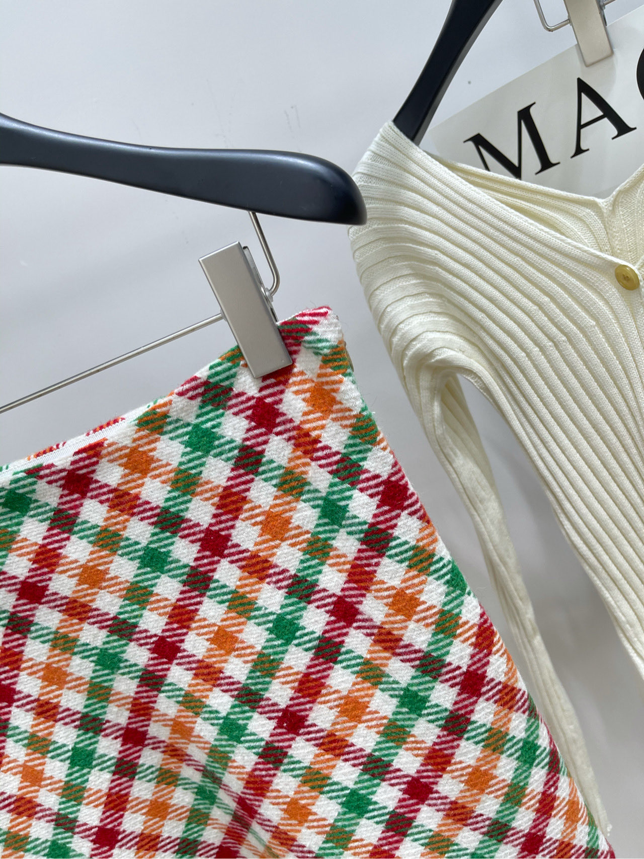 【M红绿彩格粗花呢中长半裙】🔺，面料：羊毛粗花呢 颜色：红绿彩格秋冬甜酷女孩必备！MIU秀款羊毛格纹半身