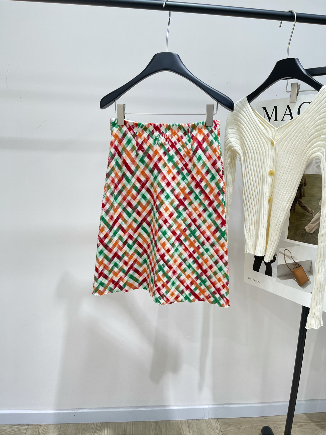 【M红绿彩格粗花呢中长半裙】🔺，面料：羊毛粗花呢 颜色：红绿彩格秋冬甜酷女孩必备！MIU秀款羊毛格纹半身