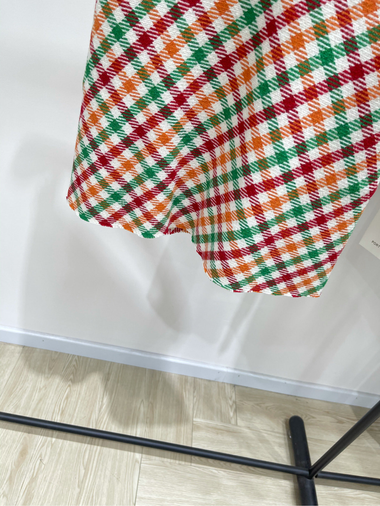 【M红绿彩格粗花呢中长半裙】🔺，面料：羊毛粗花呢 颜色：红绿彩格秋冬甜酷女孩必备！MIU秀款羊毛格纹半身