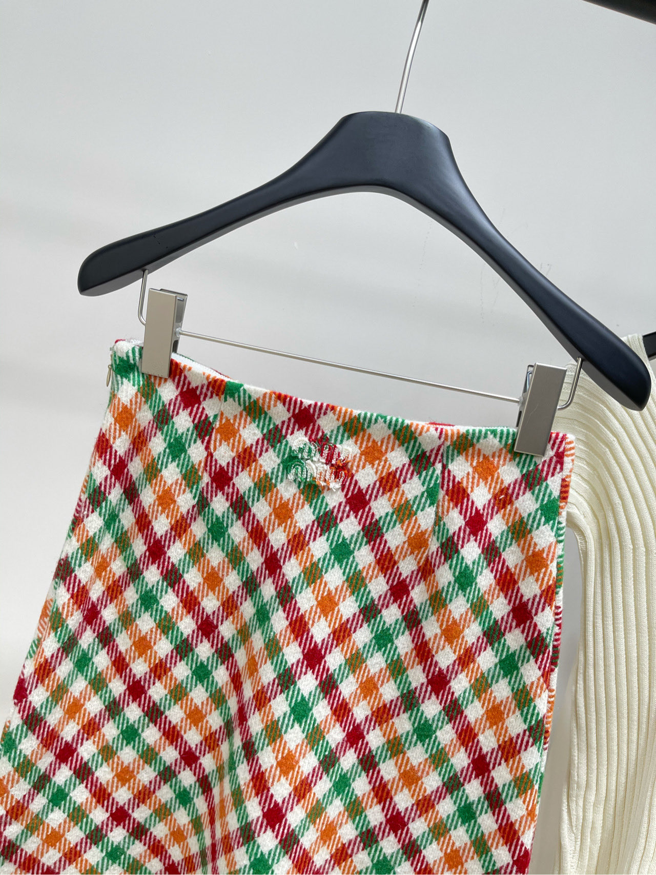 【M红绿彩格粗花呢中长半裙】🔺，面料：羊毛粗花呢 颜色：红绿彩格秋冬甜酷女孩必备！MIU秀款羊毛格纹半身