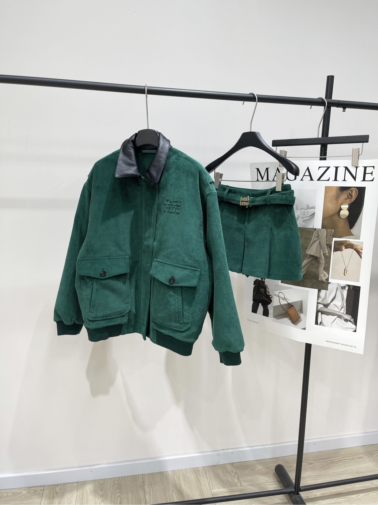 NO:507209,Jacket, skirt fabric corduroy + cotton clamp [M peacock green cotton jacket + belt skirt], fabric corduroy *｜ Corduroy jacket + skirt suit 25SS early autumn new style is available!  The design of the pilot jacket is enhanced by the unique corduroy texture. It gives the delicate silhouette. Light filling and contrasting leather collar. Highlight its bold versatility. Inner clamping, thickened large jacket, a must-have for autumn and winter. Skirt with belt embellishment, with anti-exposure lining. Recommended for one set. Jacket tiling size S shoulder width 54, bust 122, 67, sleeve length 56 M shoulder width 56, bust 126, 69, sleeve length 57 L shoulder width 58, bust 71, sleeve length 58 Skirt tiling size (with anti-exposure lining) S waist 68, hip 92, skirt length 31 M waist 72, hip 96, skirt length 32 L waist 76, hip 100, skirt length 33  Manual measurement will have 2~3cm errors within the normal range, skirts, jackets & coats, jackets & coats, alexander wang19860909外套,半裙面料灯芯绒+夹棉【M孔雀绿夹棉夹克+腰带半裙】 ,面料灯芯绒 *｜灯芯绒夹克+半裙套装 25SS早秋新款上新！ 飞行员夹克设计因独特的灯芯绒质感而提升 赋予廓形精致的特性 轻盈的填充物和撞色皮革领口 突显其大胆的多功能性 内里夹棉,加厚大外套,秋冬必备 半裙带带腰带点缀,有防走光内衬 推荐一套入手 夹克平铺尺码 S肩宽54,胸围122,衣长67,袖长56 M肩宽56,胸围126,衣长69,袖长57 L肩宽58,胸围,衣长71,袖长58 半裙平铺尺码（有防走光内衬） S腰围68,臀围92,裙长31 M腰围72,臀围96,裙长32 L腰围76,臀围100,裙长33 手工测量会有2~3cm误差属于正常范围,,skirts,jackets & coats,jackets & coats,alexander wang,Women's clothing