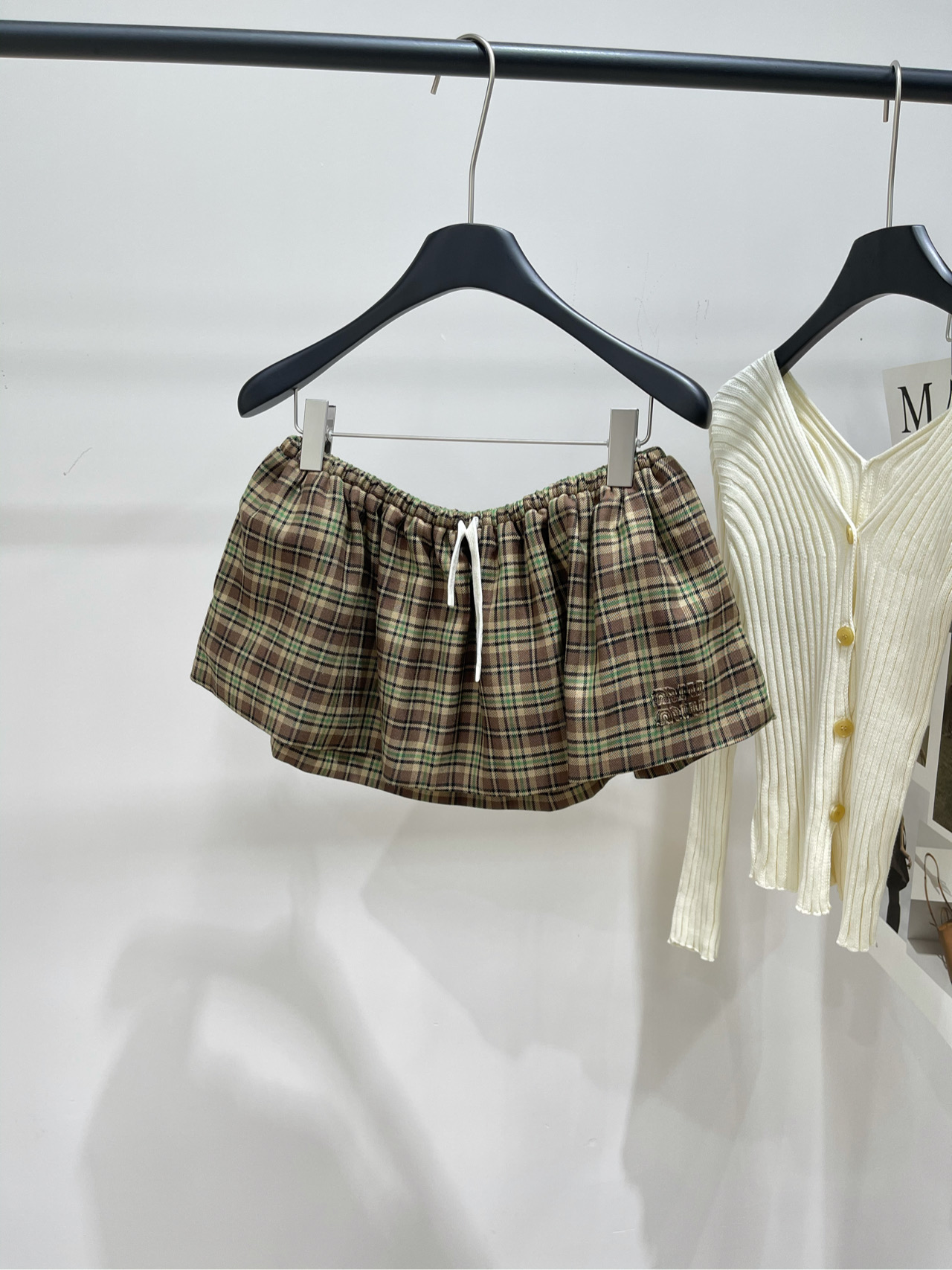 NO:507214,【M green brown plaid mini fluffy skirt】, fabric woolen wool color green brown plaid 25 autumn and winter British retro plaid set matching Miao style dressing retro stylish plaid fabric developed with fixed weaving plaid crafting method Contour shirt + ultra-short mini skirt Super classic set Recommended matching It looks good when worn separately It is a fashionable girl, showing her legs and showing her temperament, and the atmosphere is also online. Flat size without lining S waist 68 elasticity, skirt length 24 M waist 72 elasticity, skirt length 25 L waist 76 elasticity, skirt length 26 manual measurement will have 2~3cm errors within the normal range, skirt, shirts, alexander wang19860909【M绿棕格纹迷你蓬蓬短裙】 ,面料羊毛呢 颜色绿棕格纹 25秋冬英伦复古格纹一套搭配 缪系穿搭 复古有型 采用定织开发的格纹面料 对格工艺做法 廓形衬衫+超短mini半裙 超级经典的一套 推荐一套搭配 分开穿也很好看 妥妥的时髦妹子 显腿长显气质 氛围感也在线 平铺尺码无内衬 S腰围68弹力,裙长24 M腰围72弹力,裙长25 L腰围76弹力,裙长26 手工测量会有2~3cm误差属于正常范围,,skirts,shirts,alexander wang,Women's clothing