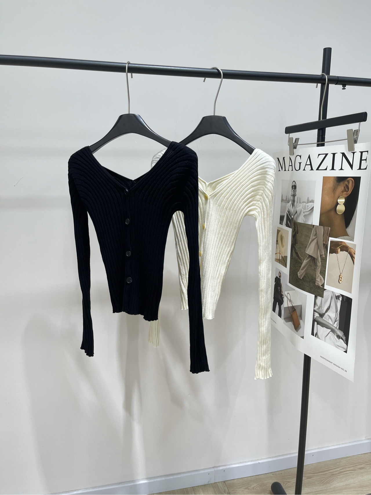 【AC黑白坑条纽扣V领针织衫】🔺，面料：精纺棉颜色：米白、黑色Acne 2025秋冬新款此款纽扣开衫选用