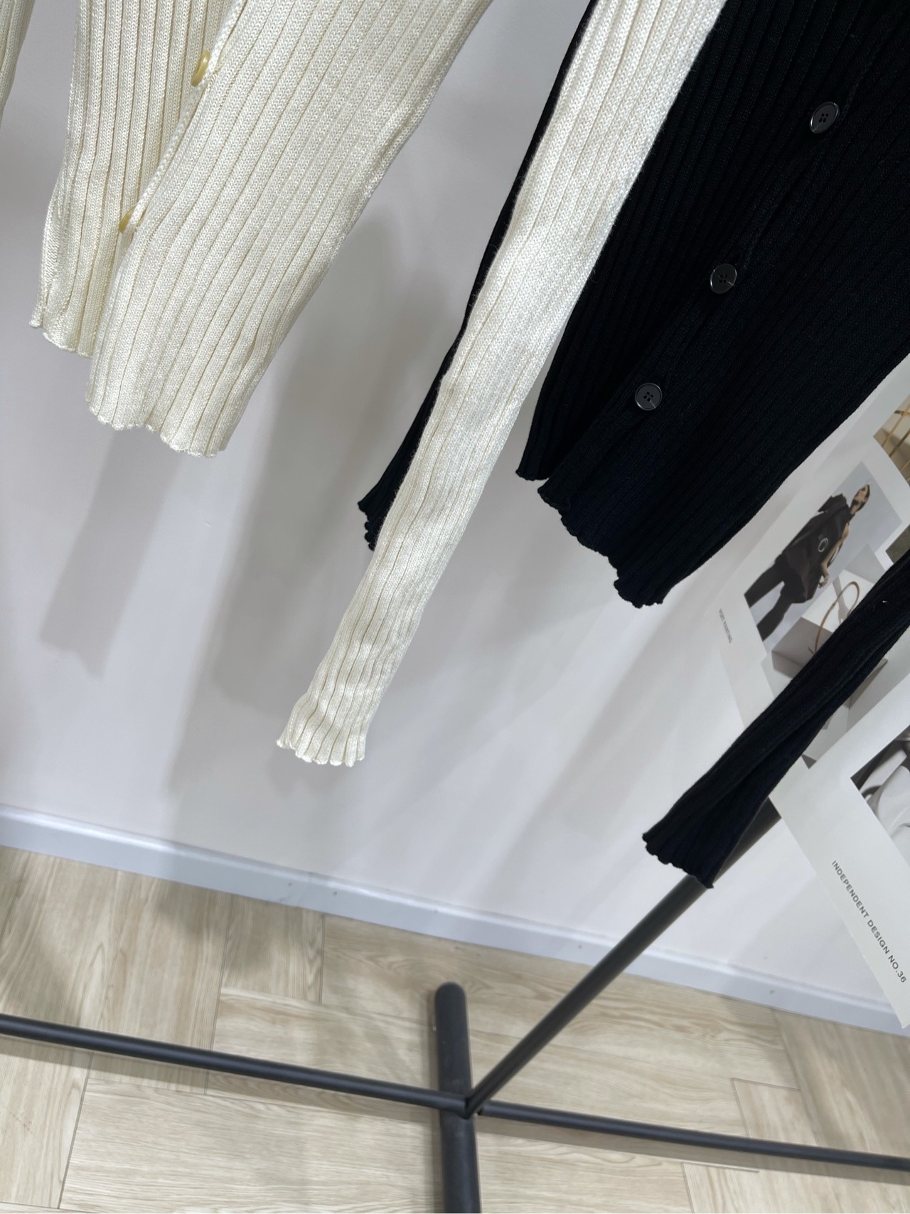 【AC黑白坑条纽扣V领针织衫】🔺，面料：精纺棉颜色：米白、黑色Acne 2025秋冬新款此款纽扣开衫选用