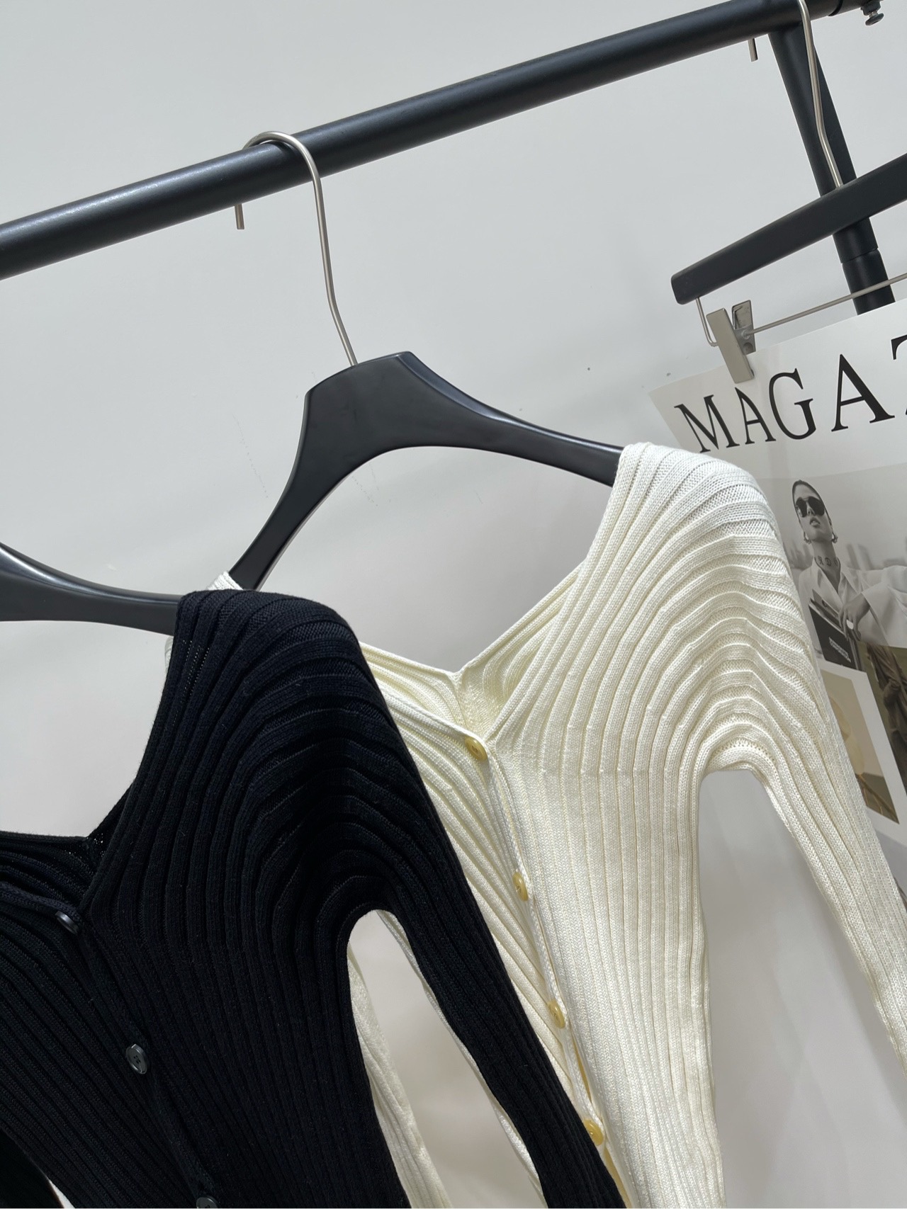 【AC黑白坑条纽扣V领针织衫】🔺，面料：精纺棉颜色：米白、黑色Acne 2025秋冬新款此款纽扣开衫选用