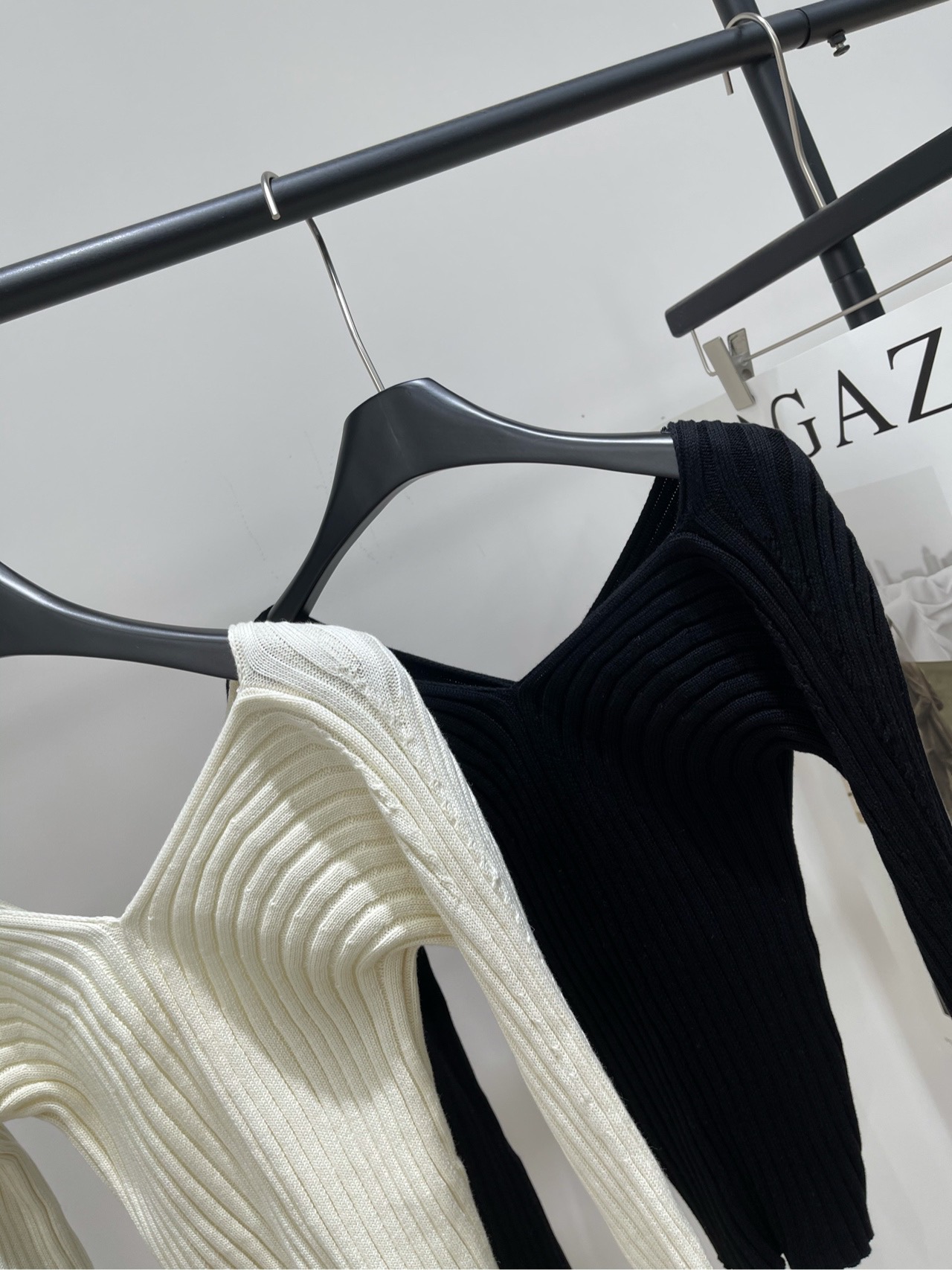 【AC黑白坑条纽扣V领针织衫】🔺，面料：精纺棉颜色：米白、黑色Acne 2025秋冬新款此款纽扣开衫选用