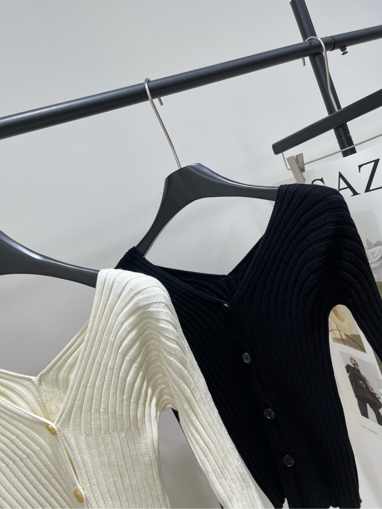 【AC黑白坑条纽扣V领针织衫】🔺，面料：精纺棉颜色：米白、黑色Acne 2025秋冬新款此款纽扣开衫选用