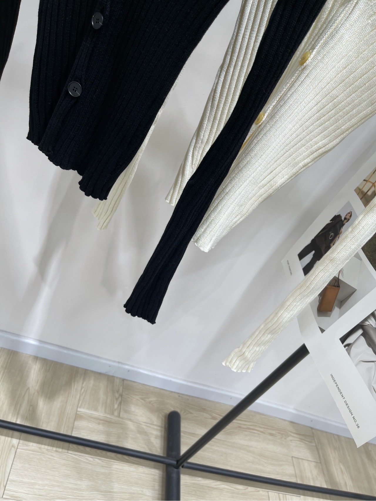 【AC黑白坑条纽扣V领针织衫】🔺，面料：精纺棉颜色：米白、黑色Acne 2025秋冬新款此款纽扣开衫选用