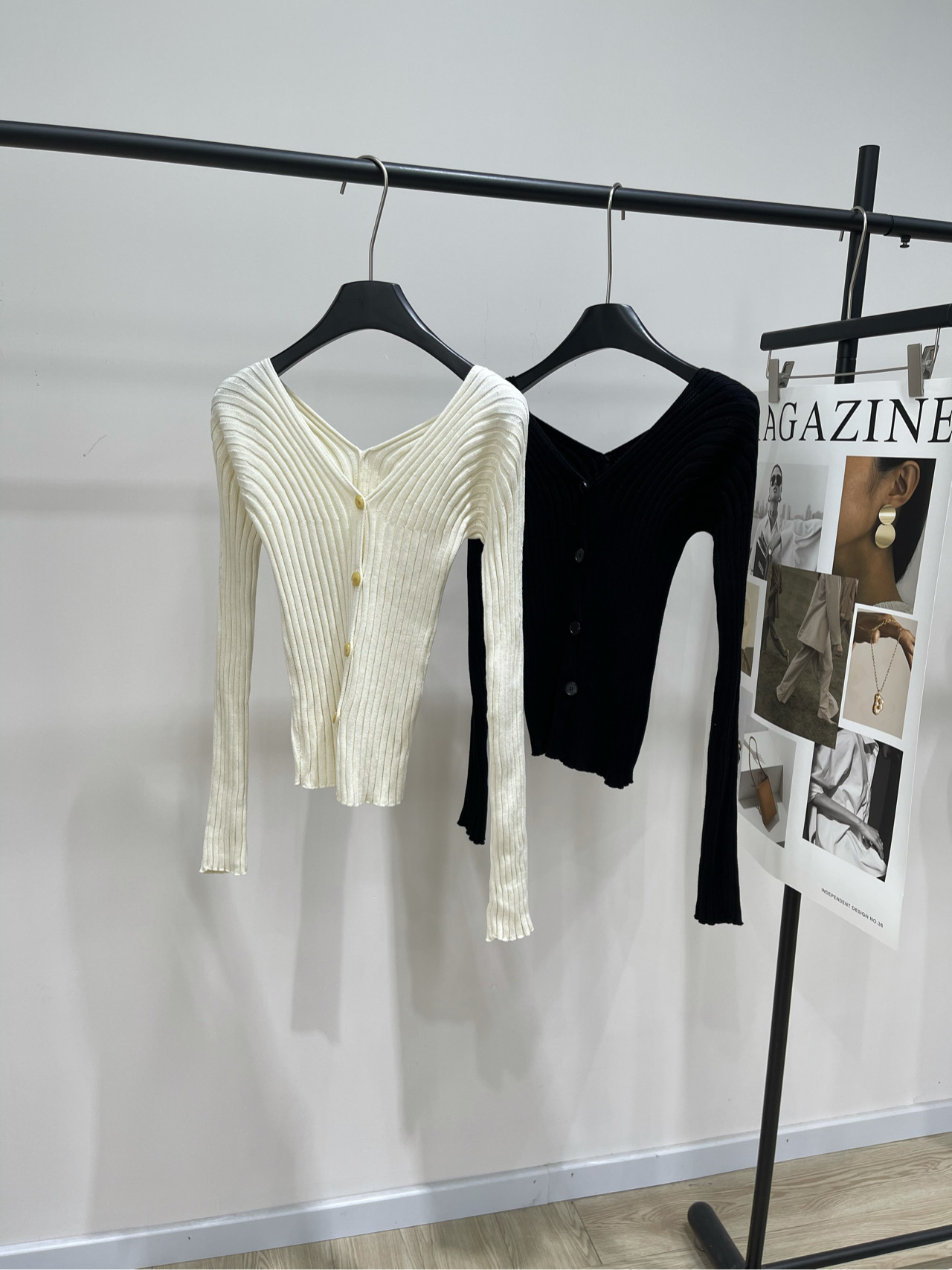 NO:507223,【AC black and white pit strip button V-neck sweater】, fabric worsened cotton, color beige and black Acne 2025 autumn and winter new style This button cardigan is made of dense ribbed cotton crepe, fitted, lengthened sleeves, and the clothes are long to the bottom of the waist. Pit strip design, slim and slim. Flat size S bust 66 elasticity, 50 length, rotator sleeve length 67 M bust 70 elasticity, 51 length, rotator sleeve length 68 L bust 74 elasticity, 52 length, rotator sleeve length 69 manual measurement will have 2~3cm errors within the normal range, acne studios, alexander wang19860909【AC黑白坑条纽扣V领针织衫】 ,面料精纺棉 颜色米白、黑色 Acne 2025秋冬新款 此款纽扣开衫选用密实的罗纹棉质绉纱制成 合身版型,加长衣袖,衣长至腰身下侧 坑条设计,修身显瘦 平铺尺码 S胸围66弹力,衣长50,肩袖长67 M胸围70弹力,衣长51,肩袖长68 L胸围74弹力,衣长52,肩袖长69 手工测量会有2~3cm误差属于正常范围,,acne studios,alexander wang,Women's clothing