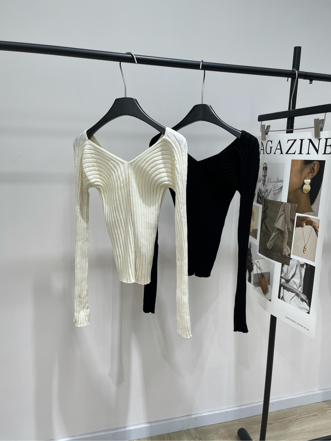 【AC黑白坑条纽扣V领针织衫】🔺，面料：精纺棉颜色：米白、黑色Acne 2025秋冬新款此款纽扣开衫选用