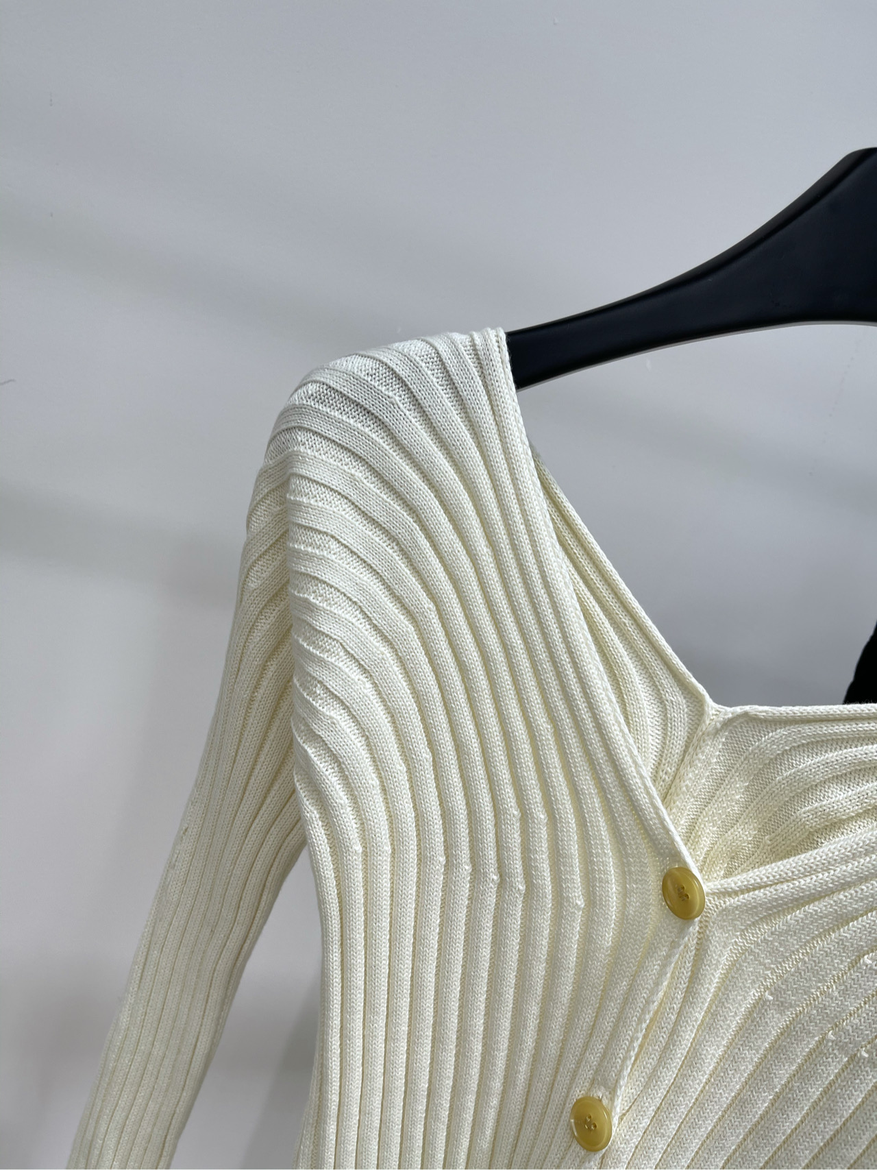 【AC黑白坑条纽扣V领针织衫】🔺，面料：精纺棉颜色：米白、黑色Acne 2025秋冬新款此款纽扣开衫选用