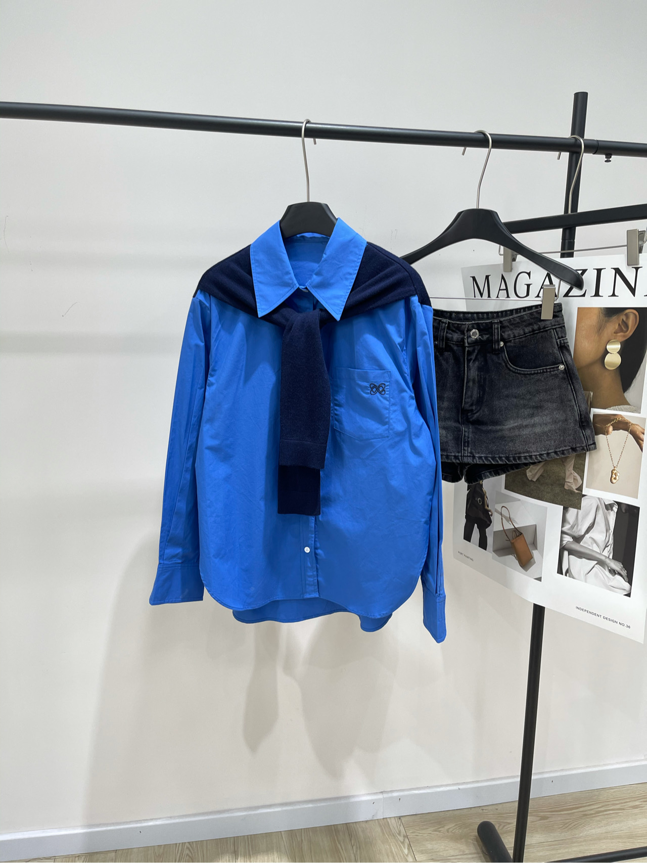 NO:508864,[Ann Royal Blue Shawl Butterfly Embroidered Medium-Length Shirt], Fabric Cotton + Wool Color Royal Blue A shirt that ANN ANDELMAN loves this shirt is so good at 'playing'!  Wear white overalls + shawl design, full of slackness, street cool girl feels, walking style, instantly switch to the light-proficient mode, simple and elegant, you can play in the workplace or date~ A shirt, two styles, cost-effectiveness, who knows the joy of this kind of outfit is versatile!  Loose version, same style for men and women, flat size S shoulder width 49, bust 132, back coat length 74, sleeve length 59 M shoulder width 50, bust 136, back coat length 75, sleeve length 60 L shoulder width 51, bust 140, back coat length 76, sleeve length 61 Manual measurement will have 2~3cm errors within the normal range, Shirts, Shawls, alexander wang19860909【Ann宝蓝色披肩蝴蝶刺绣中长衬衫】 ,面料棉+羊毛 颜色宝蓝色 ANN ANDELMAN超爱的一款衬衫 这件衬衫也太会“玩”了吧！ 搭白色工装裤+披肩设计,松弛感拉满 街头酷girl既视感,走路带风那种♀ 瞬间切换轻熟模式,简约又显气质 职场or约会都能打～ 一件衬衫,两种风格,性价比直接拉满 谁懂这种穿搭百变的快乐啊！ 宽松版,男女同款 平铺尺码 S肩宽49,胸围132,后衣长74,袖长59 M肩宽50,胸围136,后衣长75,袖长60 L肩宽51,胸围140,后衣长76,袖长61 手工测量会有2~3cm误差属于正常范围,,shirts,shawls,alexander wang,Women's clothing