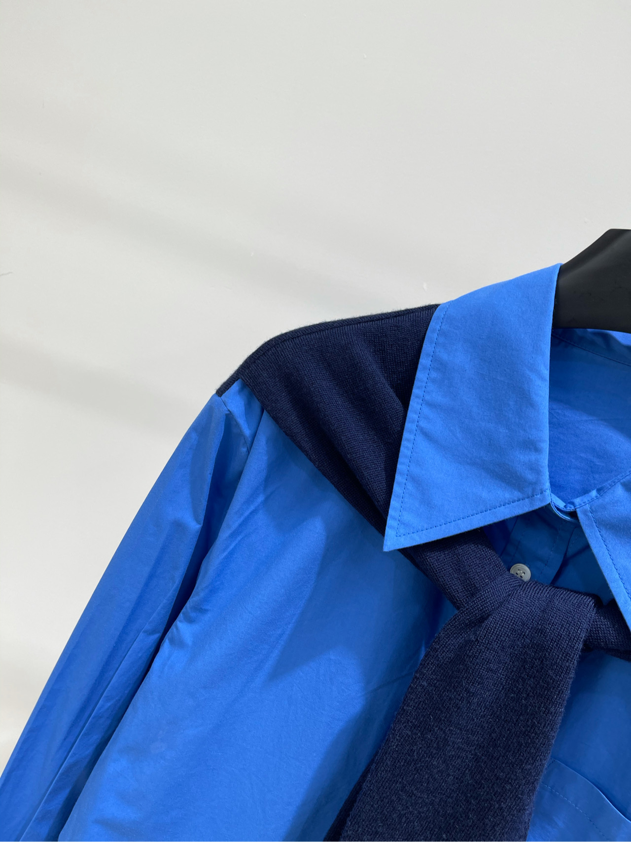 【Ann宝蓝色披肩蝴蝶刺绣中长衬衫】🔺，面料：棉+羊毛颜色：宝蓝色ANN ANDELMAN超爱的一款衬衫