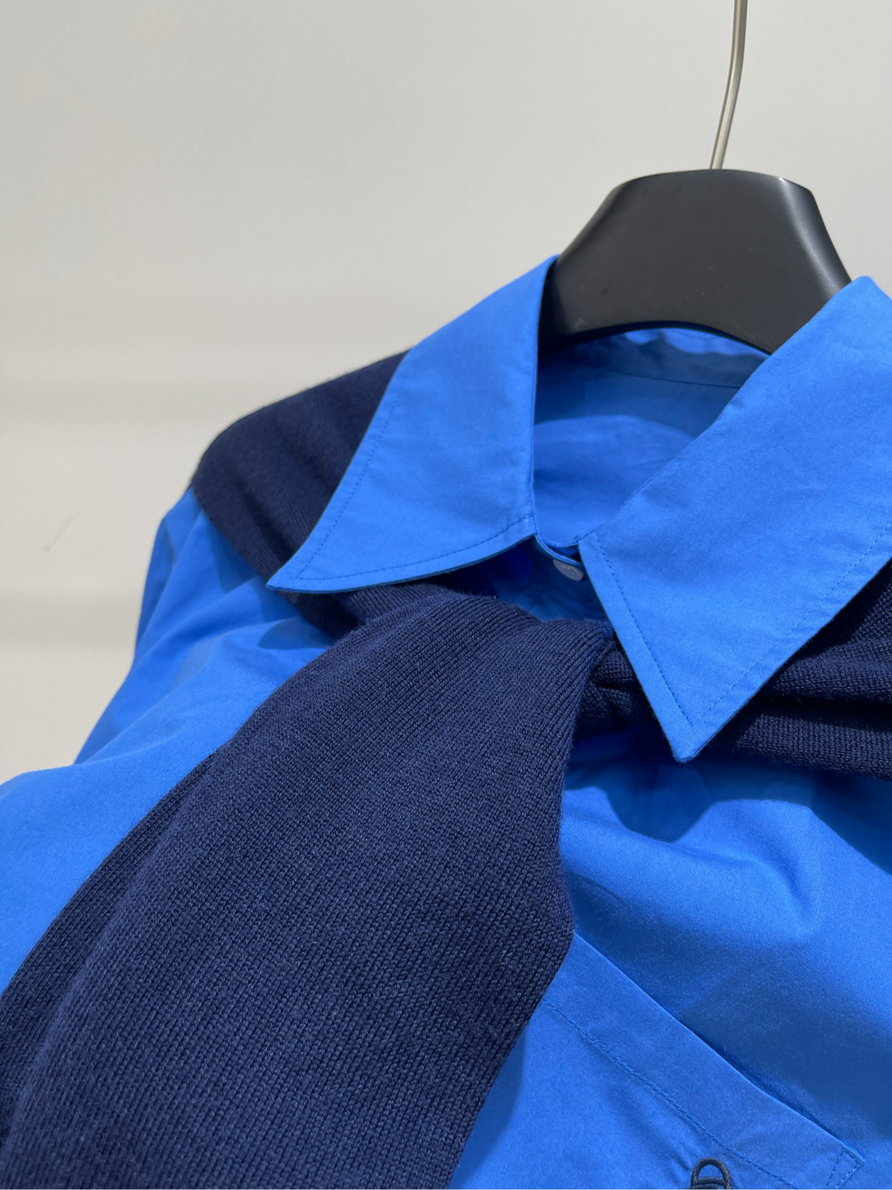 【Ann宝蓝色披肩蝴蝶刺绣中长衬衫】🔺，面料：棉+羊毛颜色：宝蓝色ANN ANDELMAN超爱的一款衬衫