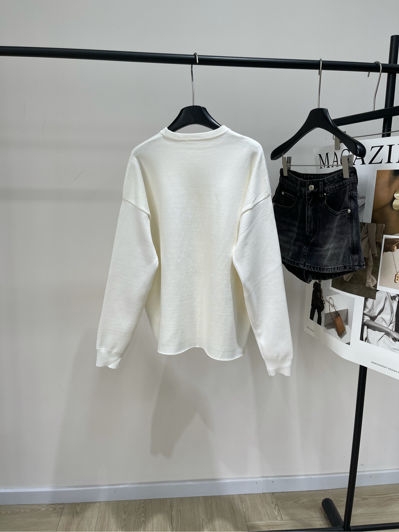 【loe白色绞花口袋圆领长袖毛衣】🔺，面料：棉+锦纶混纺颜色：白色LOEWE 永远喜欢这种松弛感的穿搭将